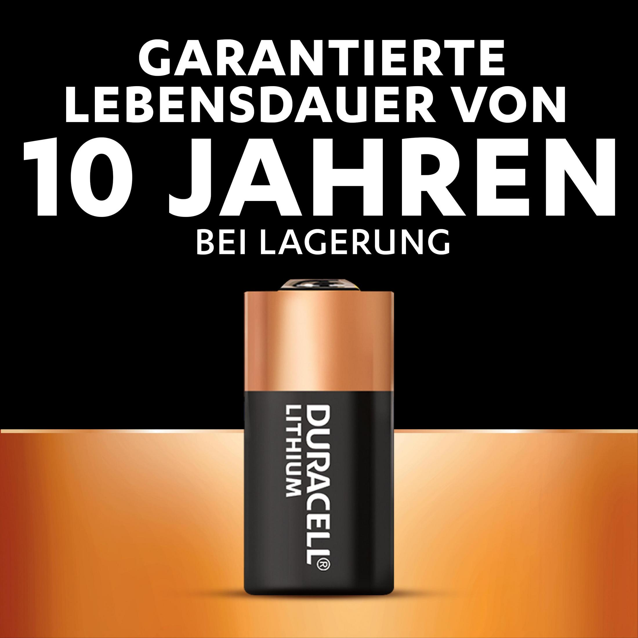 Batería de litio Duracell con texto. Fondo negro con una franja color cobre.