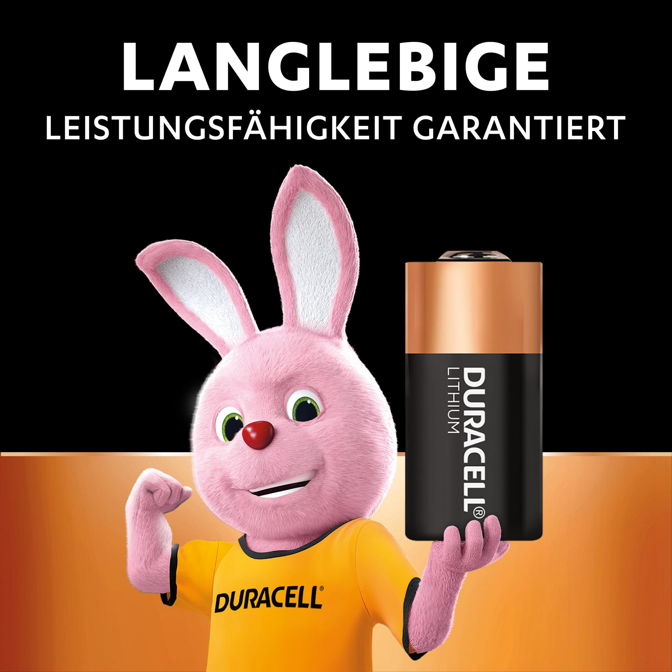 Lapin rose Duracell tenant une pile au lithium Duracell, avec du texte au-dessus.