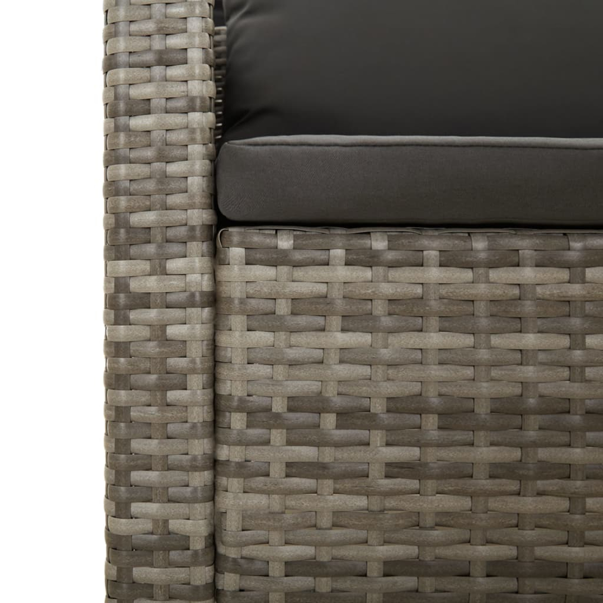 Nahaufnahme von grau gewebtem Rattan. Dunkelgraues Kissen auf der Rattantextur.