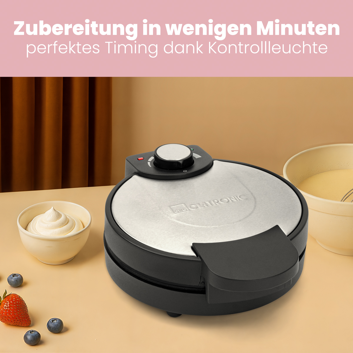 Gofr, z bitą śmietaną, jagodami i ciastem. Maszyna jest czarna i srebrna.