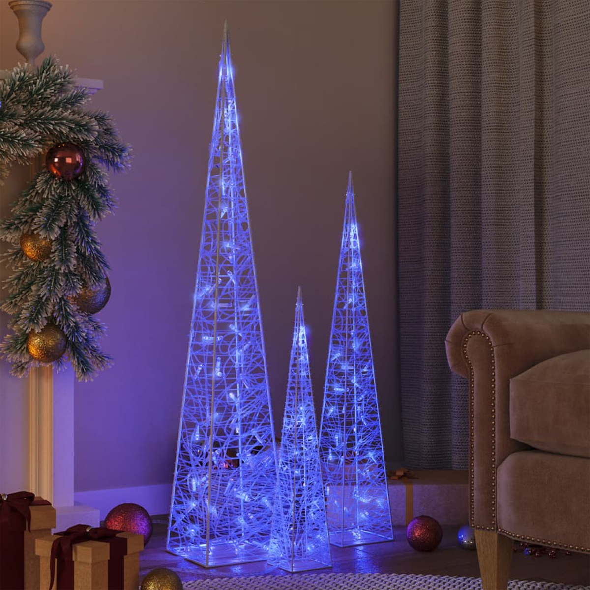 Drei blau beleuchtete kegelförmige Weihnachtsbäume. Hintergrund ist ein Raum.