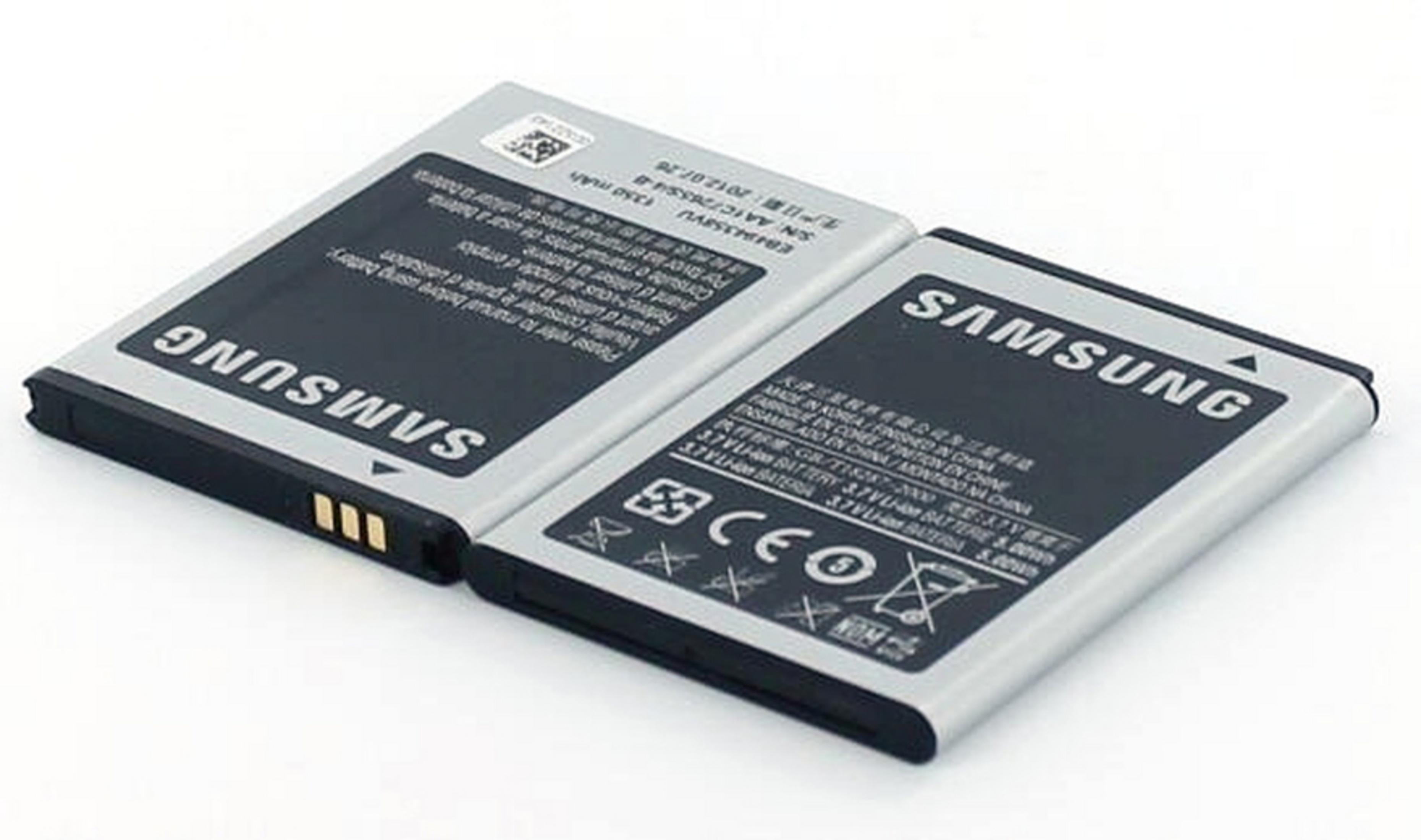 Zwei Samsung-Telefonbatterien auf weißem Untergrund. Beide mit Etiketten.