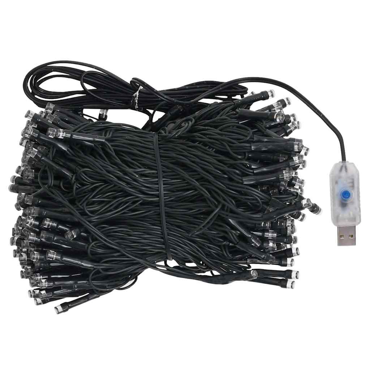 Ein Bündel schwarzer Lichterketten, verbunden mit einem USB-Stecker.