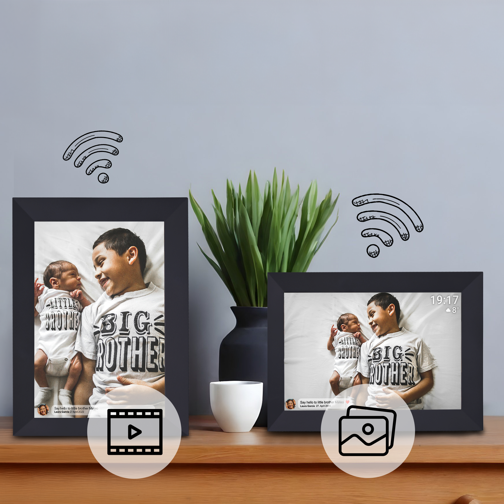 Deux cadres photo numériques. L'un affiche un bébé et un tout-petit. Des symboles Wi-Fi sont présents.
