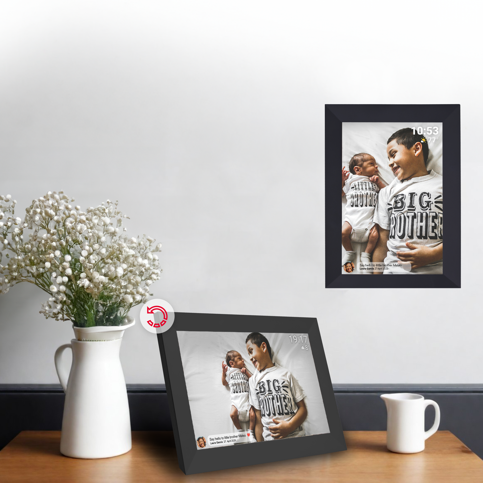 Cadre photo numérique affichant une image. Un vase et un pichet à côté.