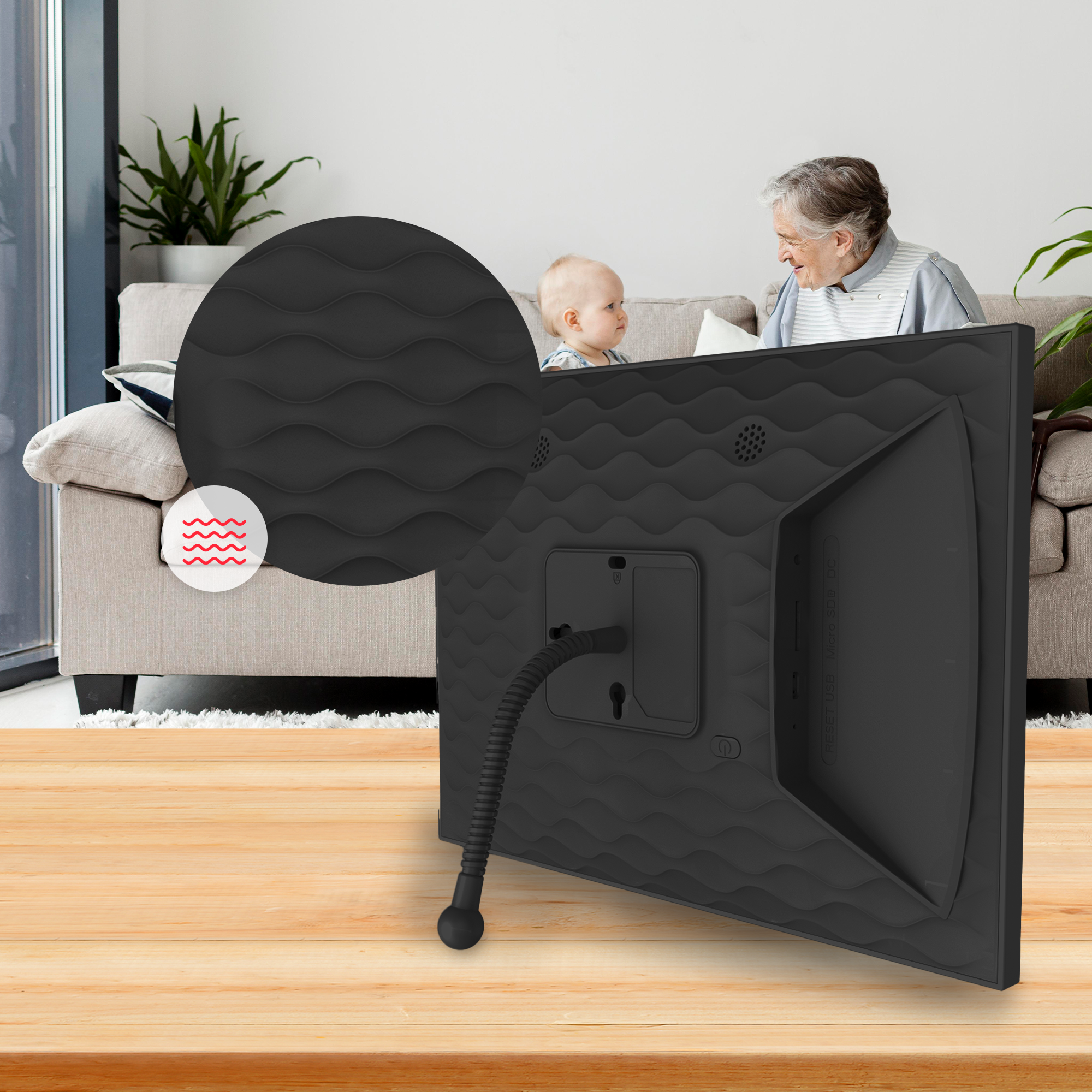 Cadre photo numérique noir avec un bébé et une personne âgée. Arrière: câble, motif d'ondes.