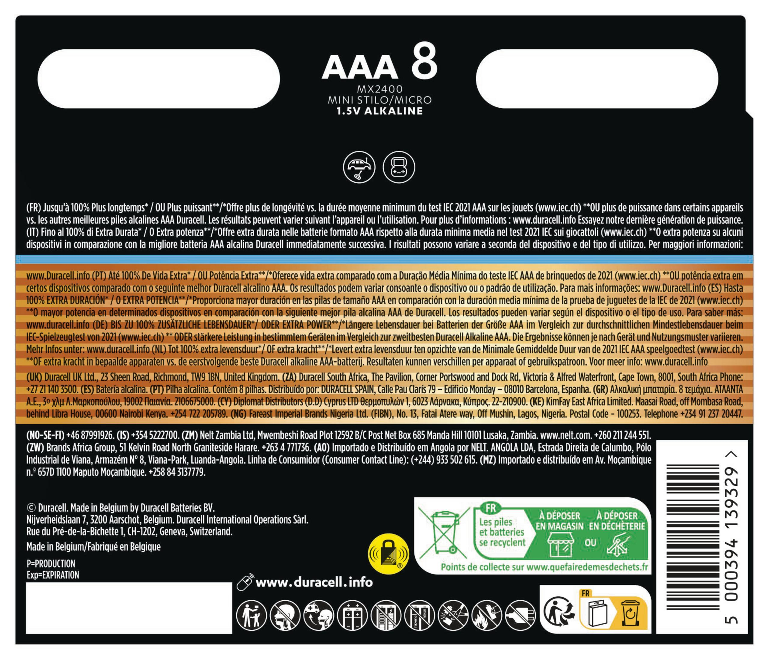 Opakowanie baterii Duracell AAA. Szczegóły tekstu, drobny druk, ostrzeżenia i informacje o recyklingu, białe tło.
