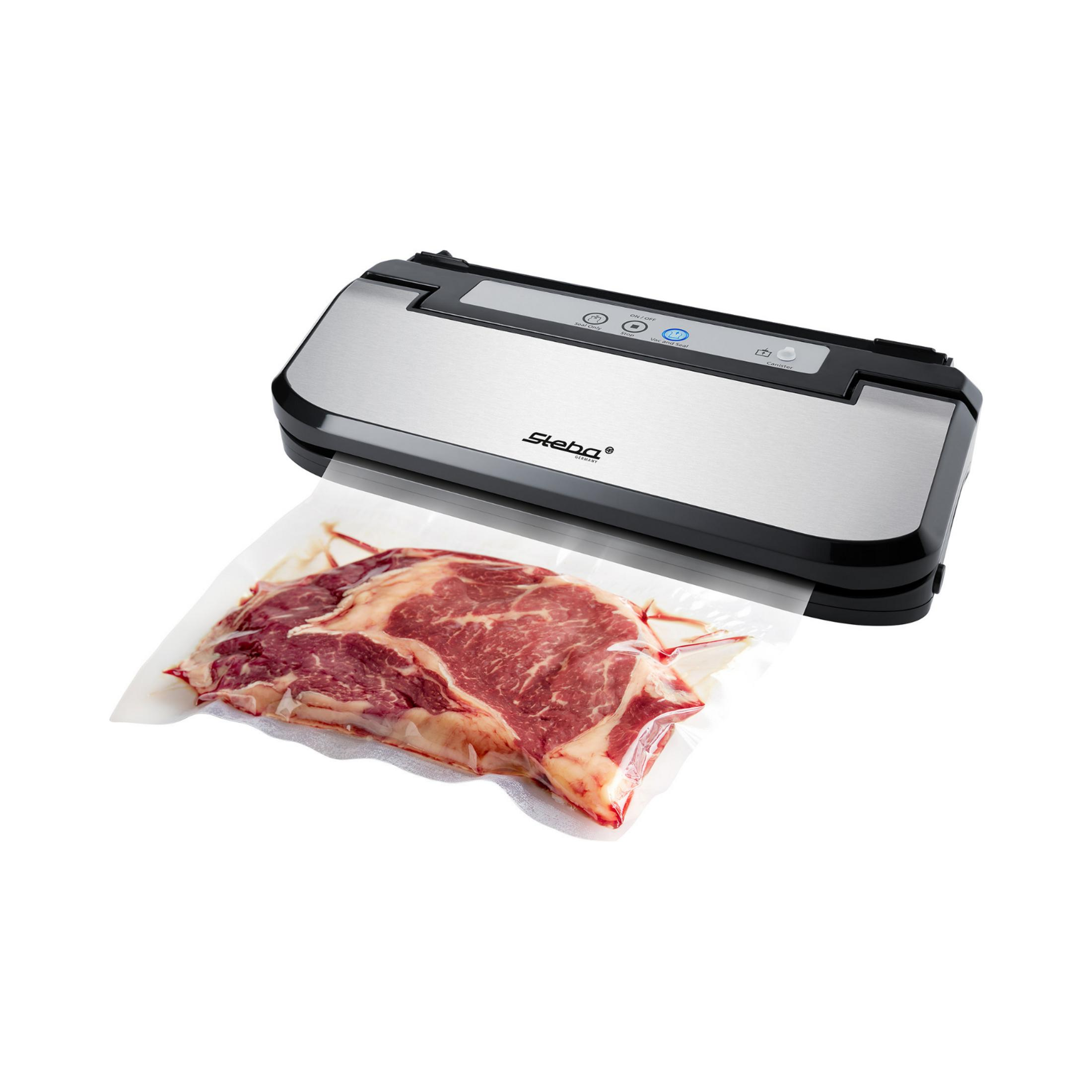Ein Vakuumierer mit einem Steak in einer Tüte. Die Maschine ist silber und schwarz.