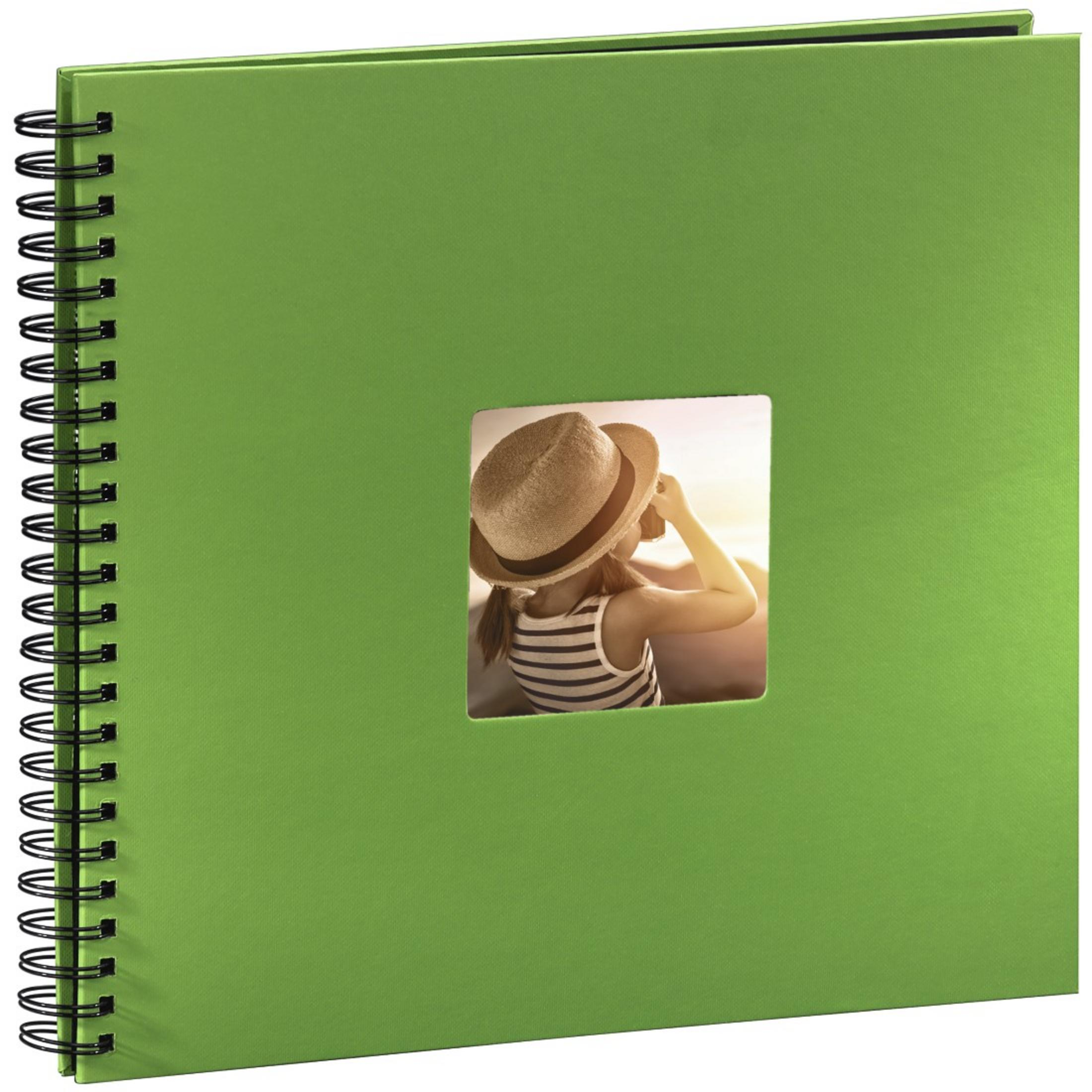 Zielony album fotograficzny ze zdjęciem na środku przedstawiającym osobę w kapeluszu.