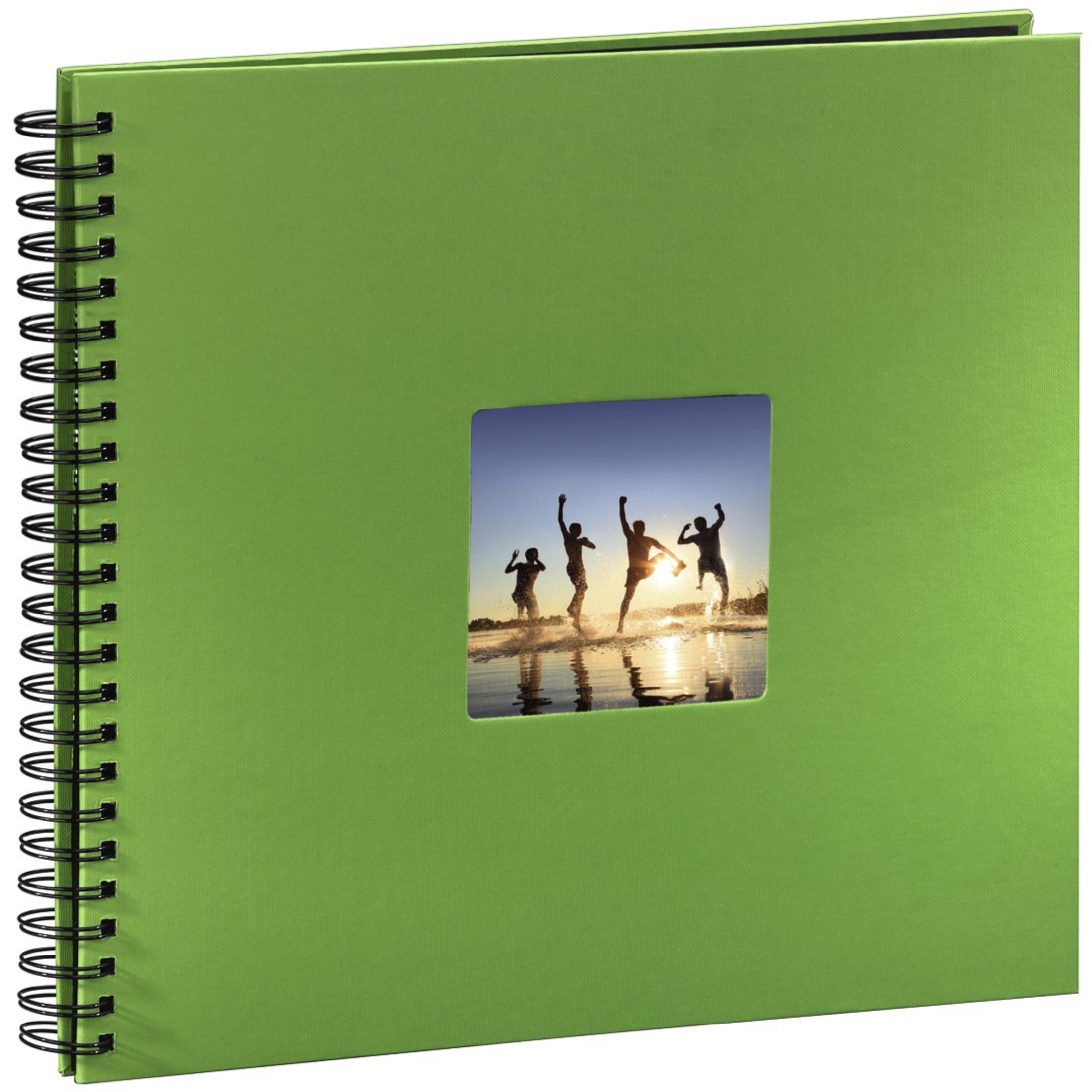 Zielony album fotograficzny ze zdjęciem osób skaczących do wody. Spirala.