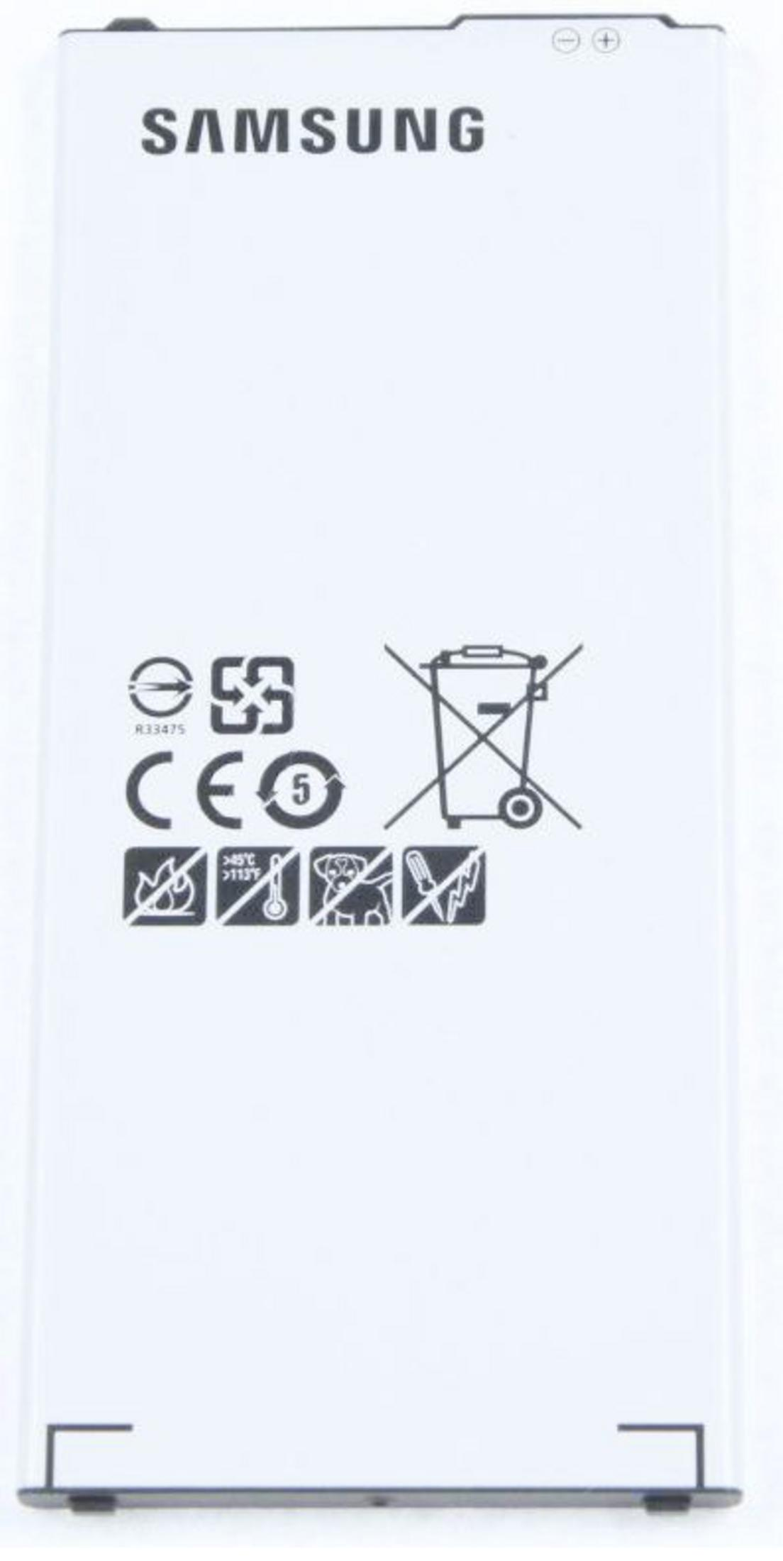 Weiße Samsung-Batterie mit Logos und Symbolen. Enthält Recycling-Symbole und Warnhinweise.