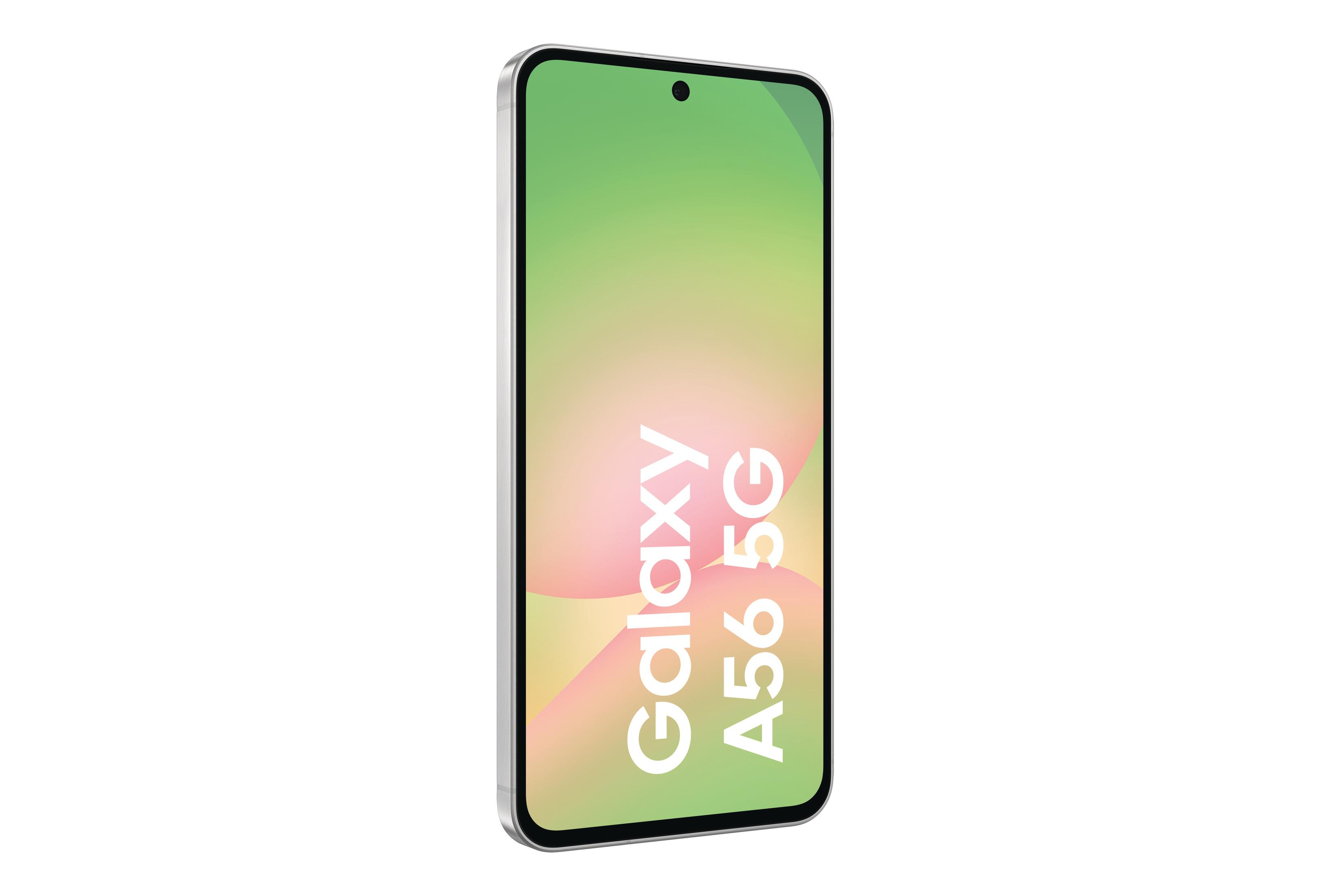 Srebrny smartfon z zielonym wyświetlaczem pokazującym 'Galaxy A56 5G' białym tekstem. Białe tło.