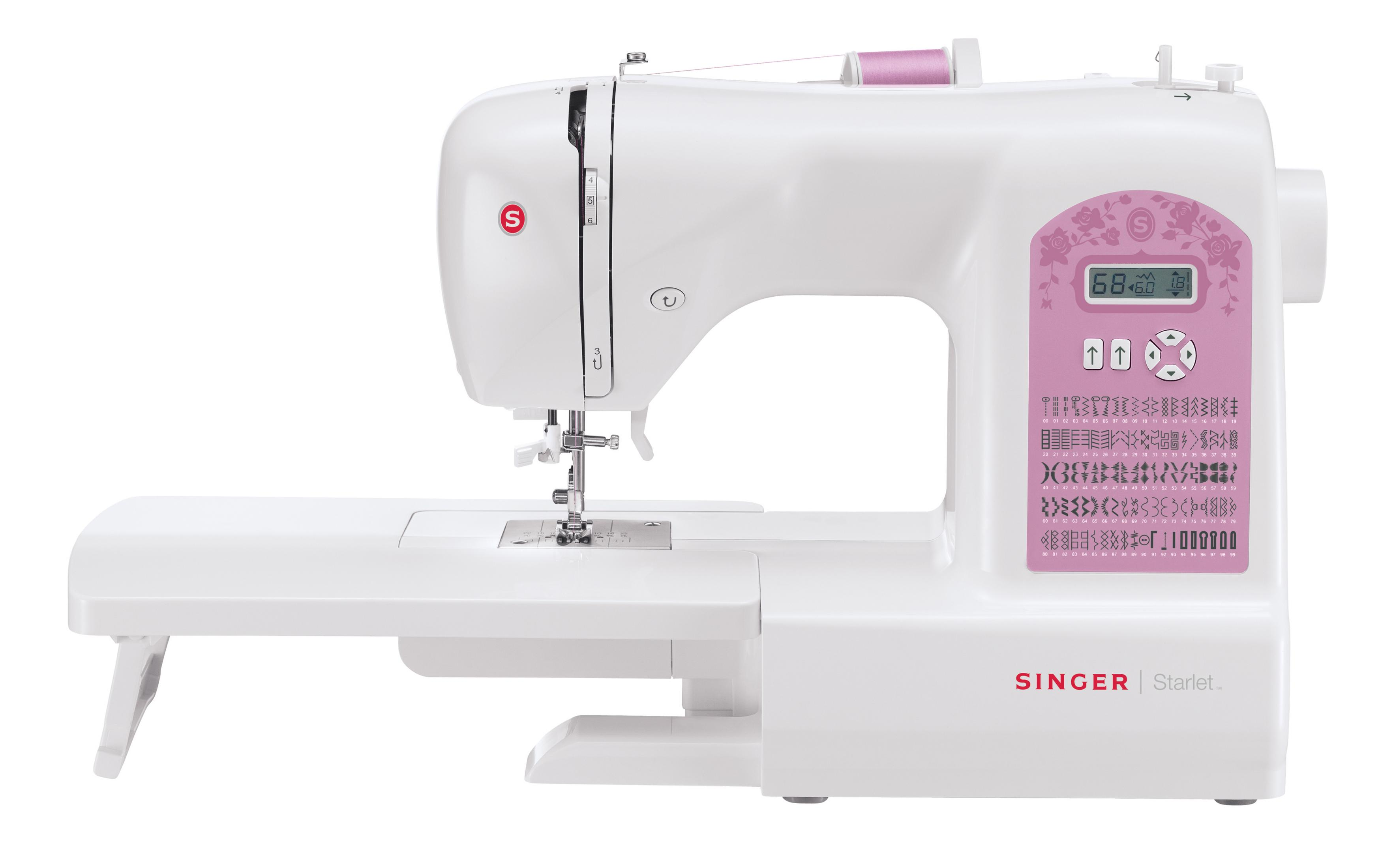 Weiße Singer Starlet Nähmaschine mit rosa Display und rosa Garnrolle.