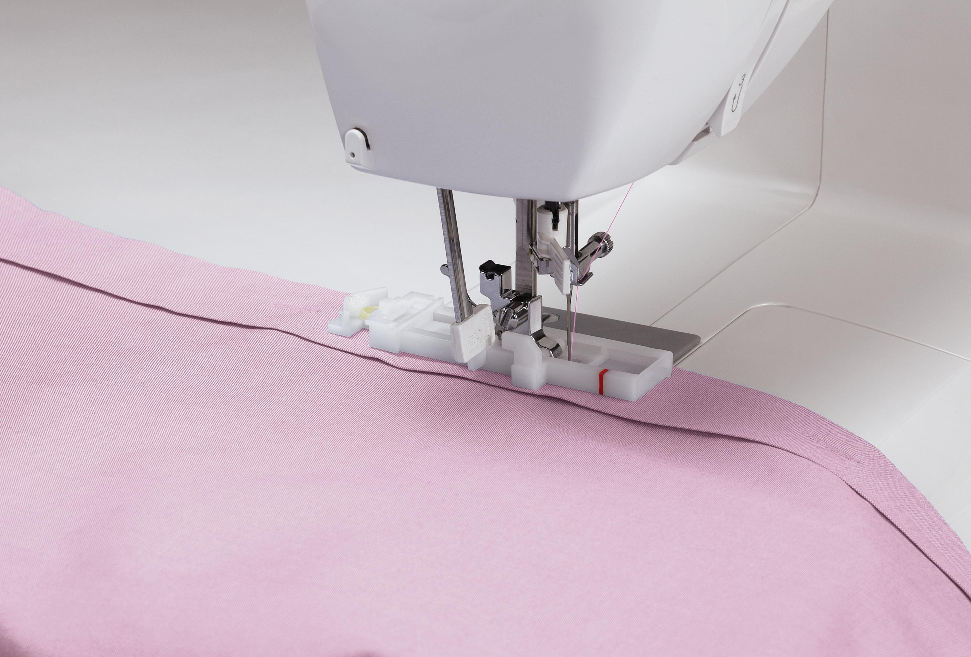 Nähmaschine, die rosa Stoff näht, Nahaufnahme von Nadel und Nähfuß.