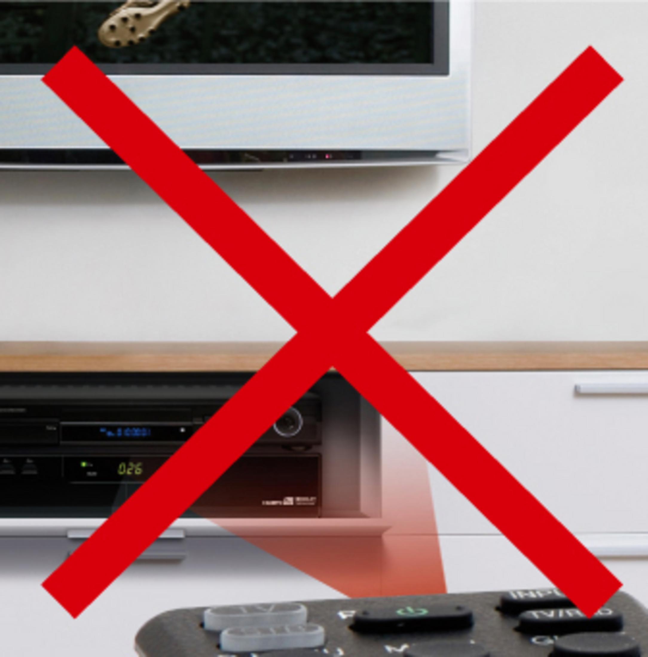 Un'immagine di una TV e di un videoregistratore con una grande X rossa sopra, e un telecomando.