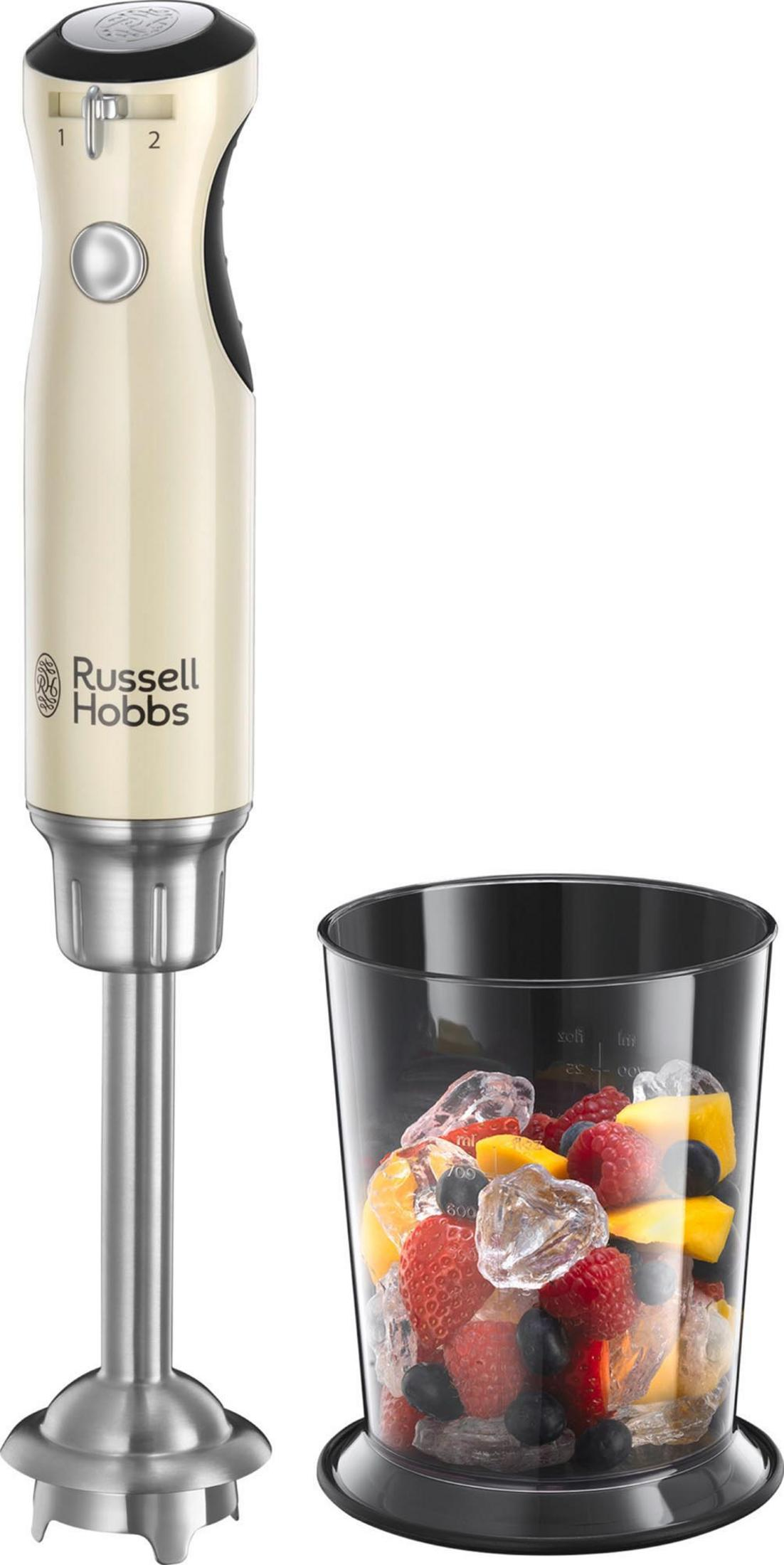 Kremowy blender ręczny ze szklanką wypełnioną owocami i lodem. Marka Russell Hobbs.