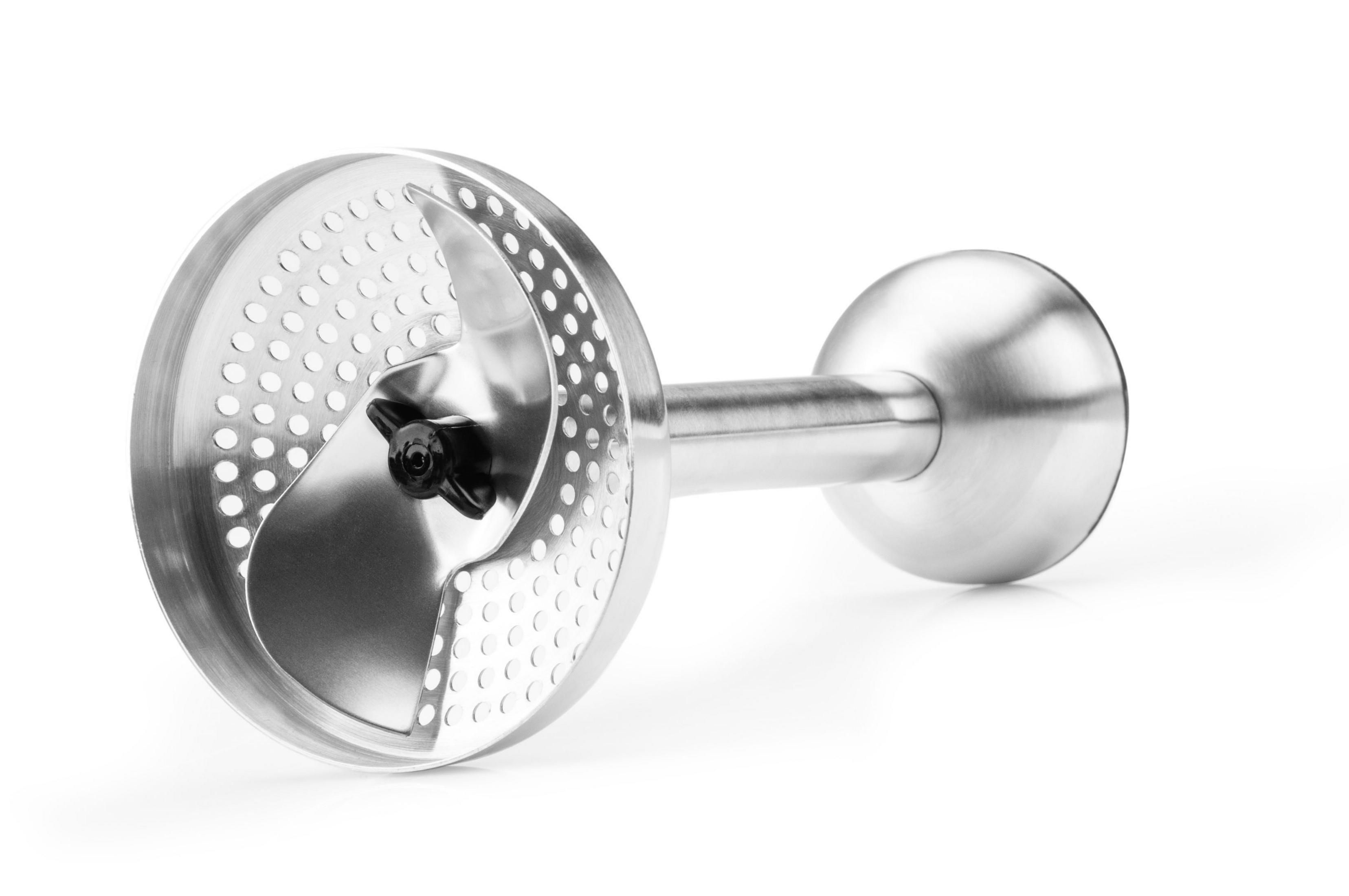 Srebrny i czarny element blendera. Element ma ostrze i perforowaną powierzchnię.