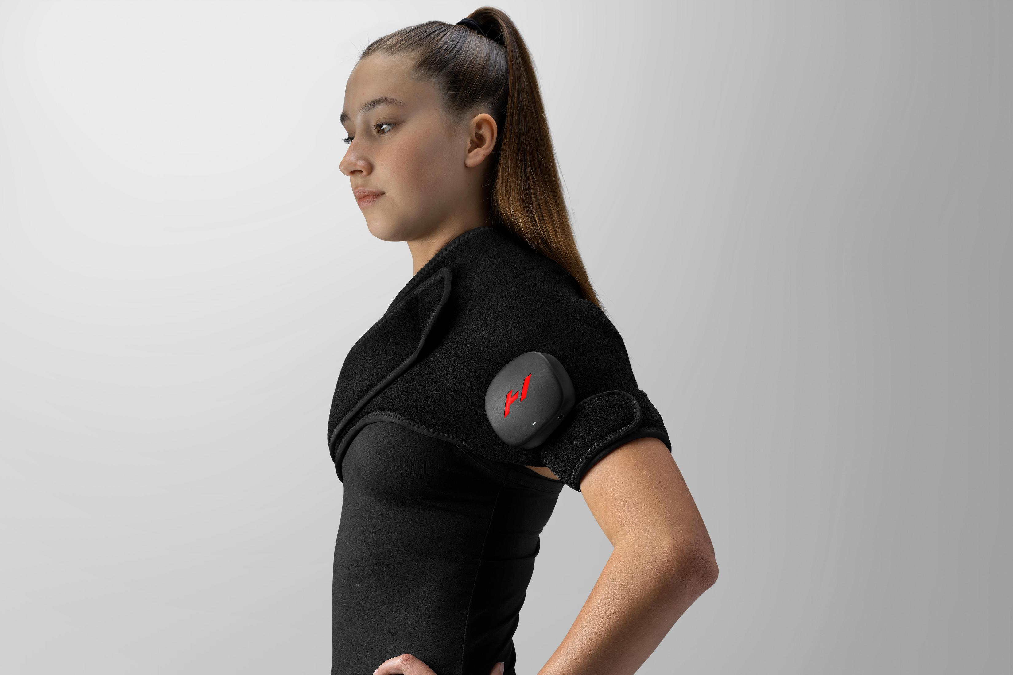 Frau in schwarzem Top mit Schulterverband und rotem Logo.