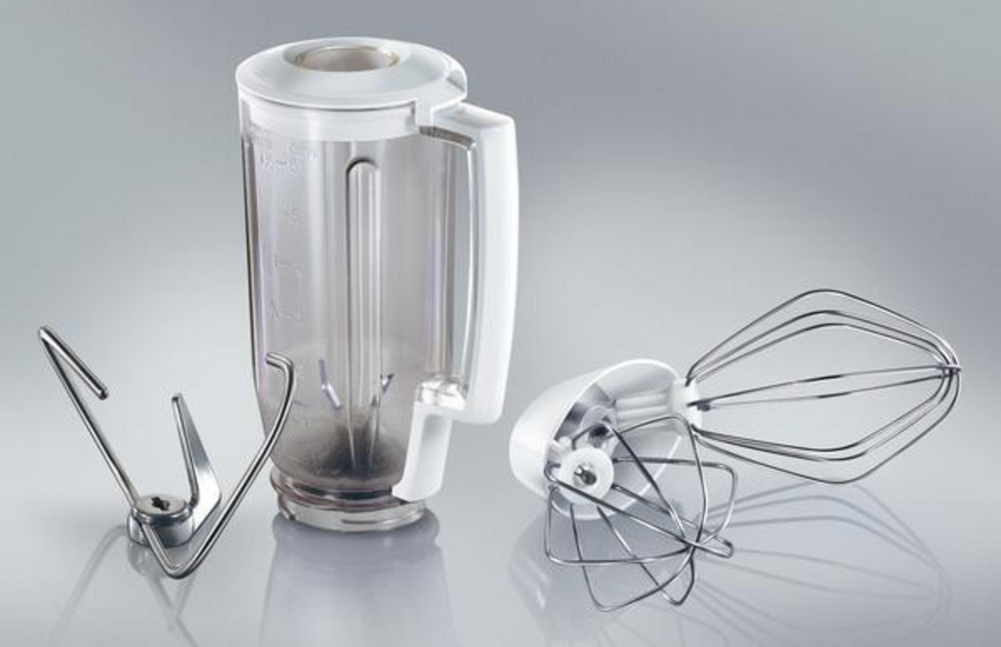 Blenderonderdelen, waaronder een container, een garde en een haak voor een keukenmachine.