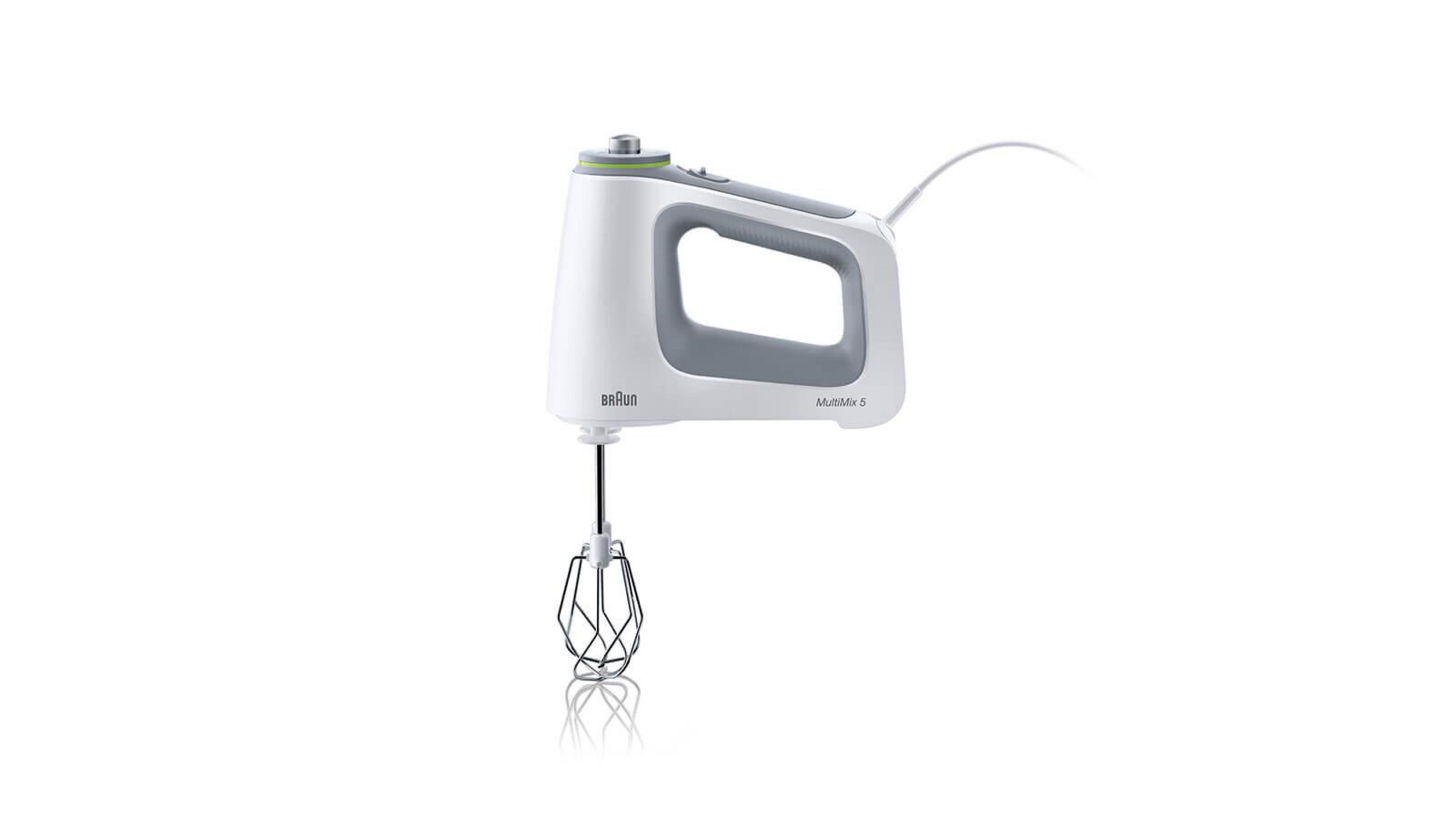 Weißer und grauer Handmixer auf weißem Hintergrund.