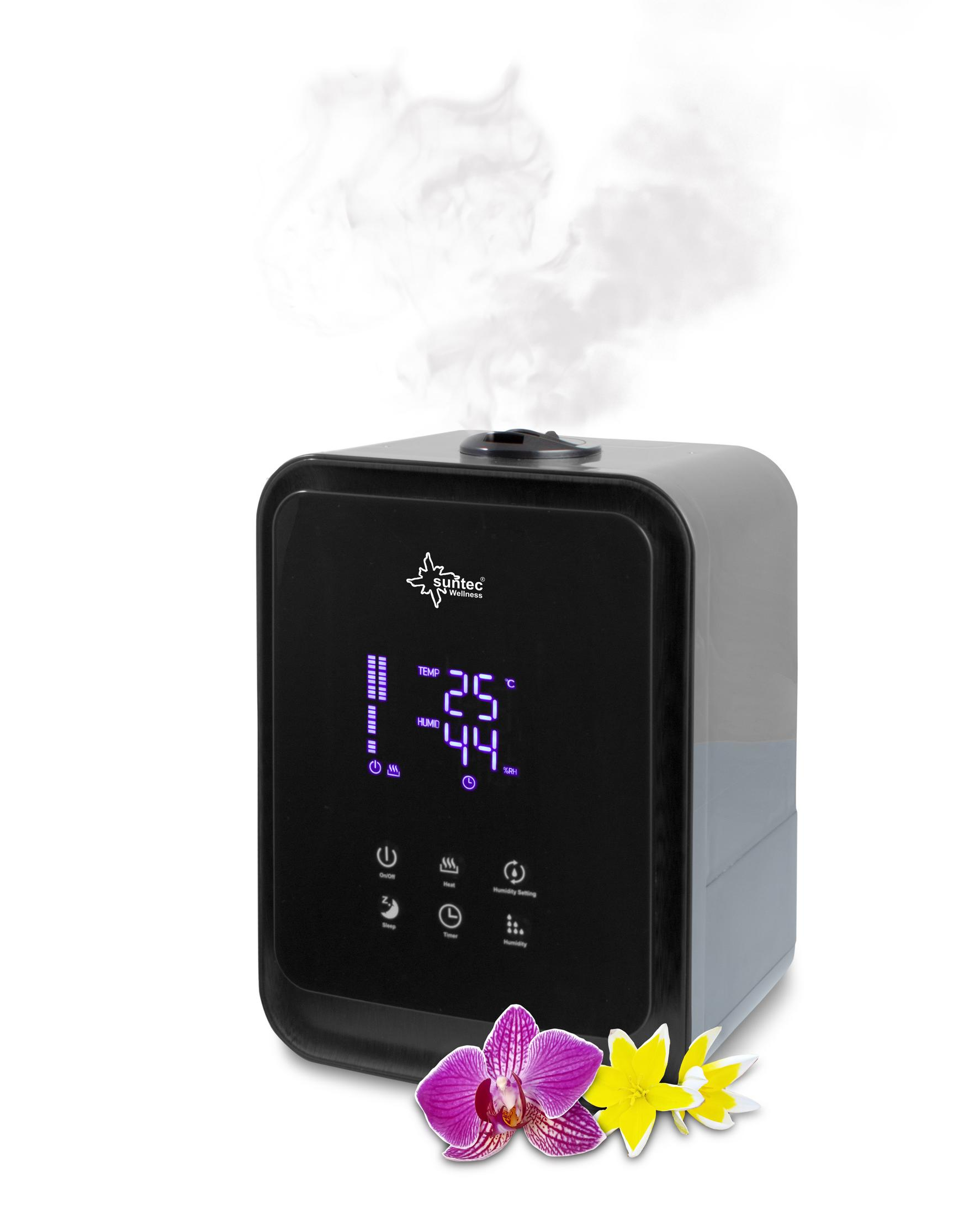 Schwarzer und grauer Luftbefeuchter mit digitaler Anzeige. Rosa und gelbe Blumen sind davor.