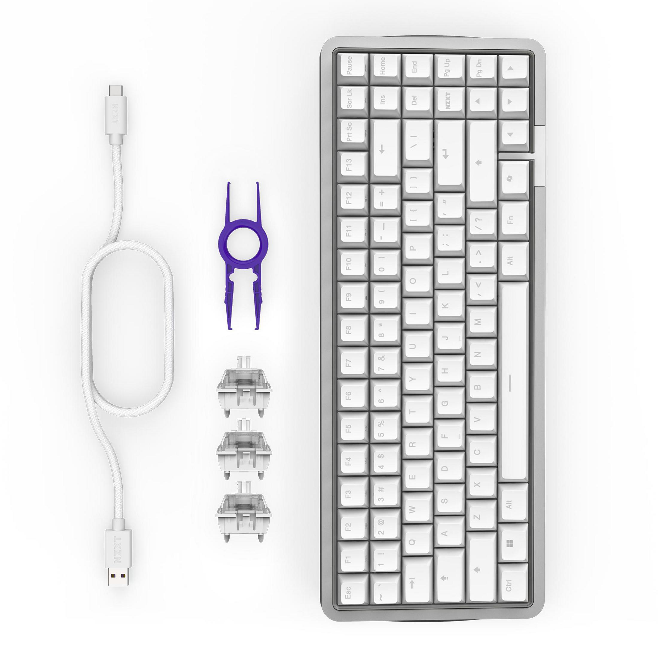 Eine weiße, graue mechanische Tastatur mit weißem Kabel, Schalterabzieher und Schaltern auf weißer Oberfläche.