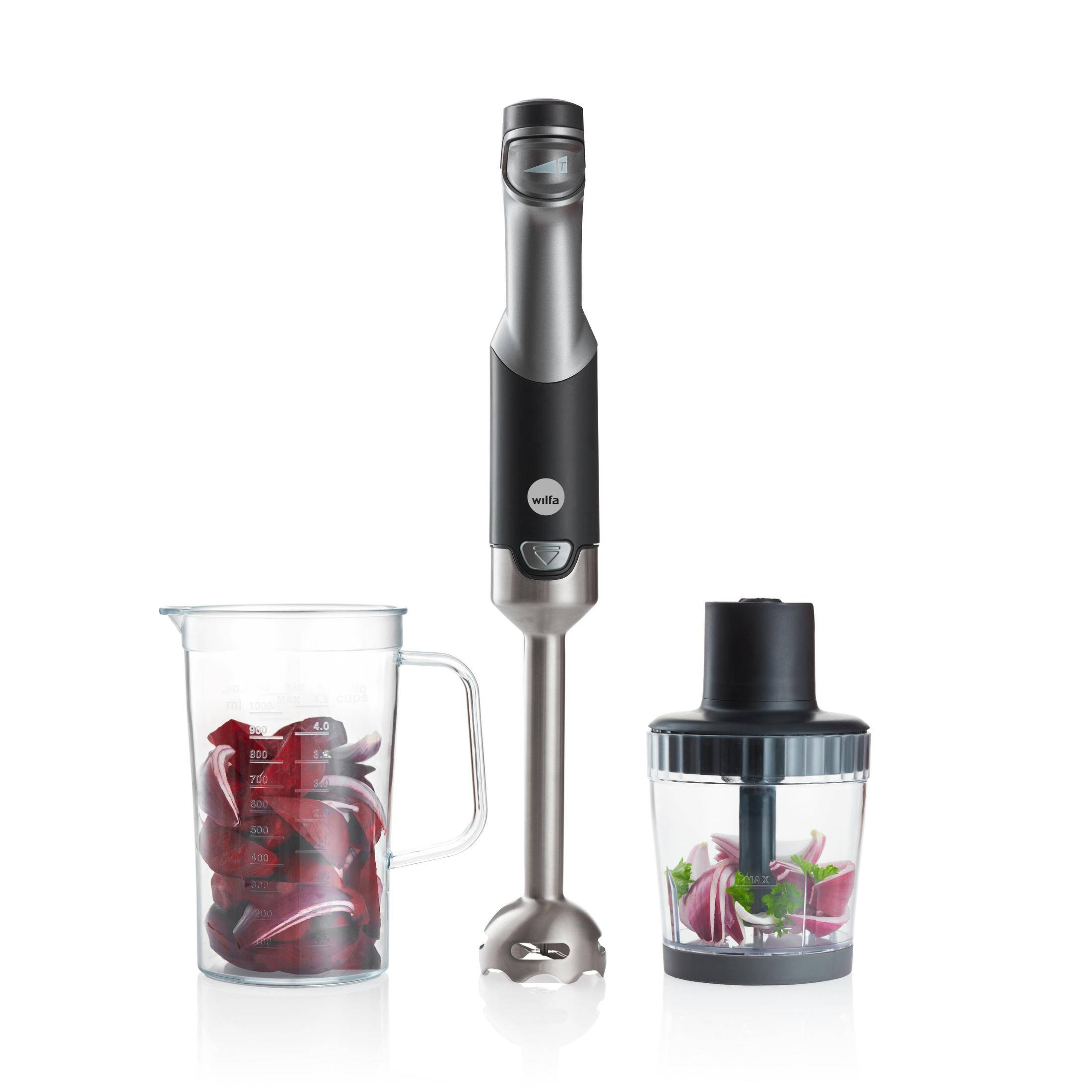 Frullatore a immersione Wilfa con accessori, caraffa con barbabietole e cipolle.
