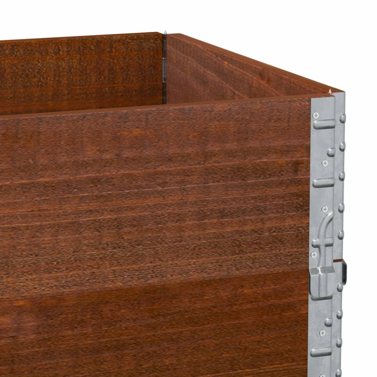 Primo piano di angolo di fioriera in legno con dettagli metallici e giunzione visibile.