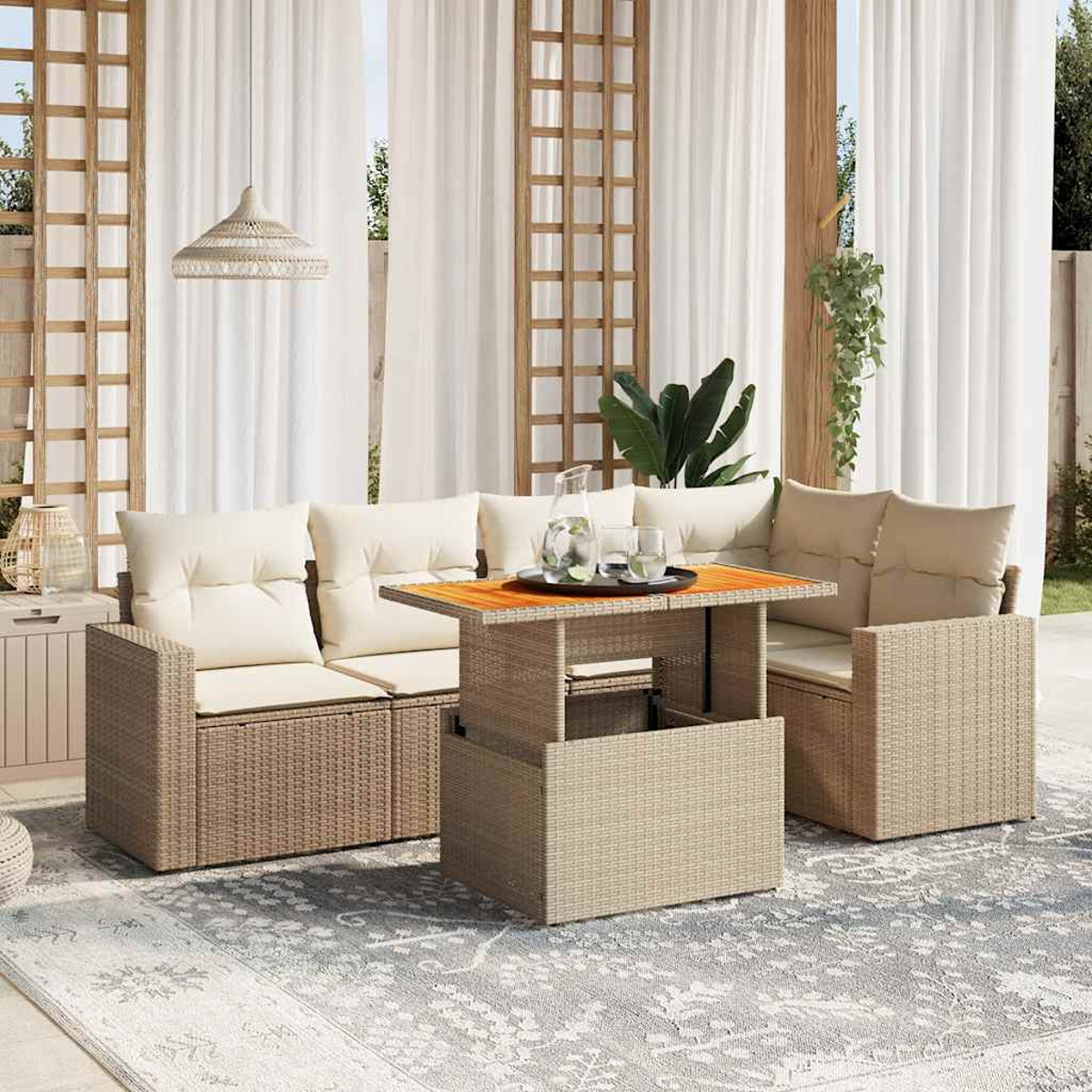Divano in rattan con tavolo, cuscini e un tappeto su un patio.