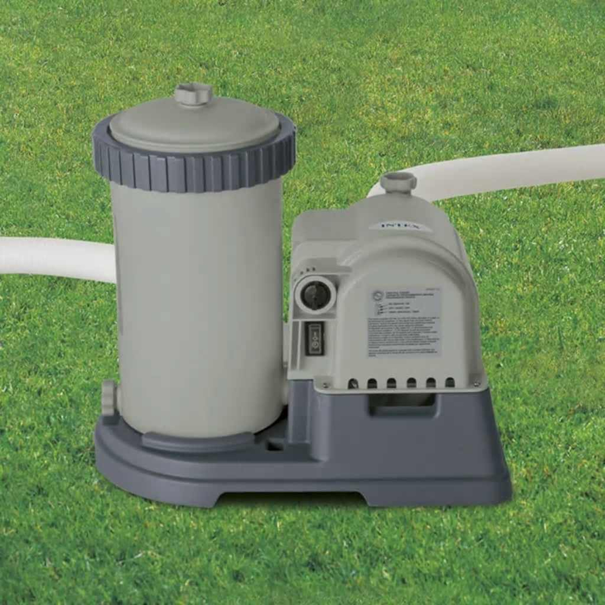 Poolfilter. Grau und Weiß. Draußen auf grünem Gras.