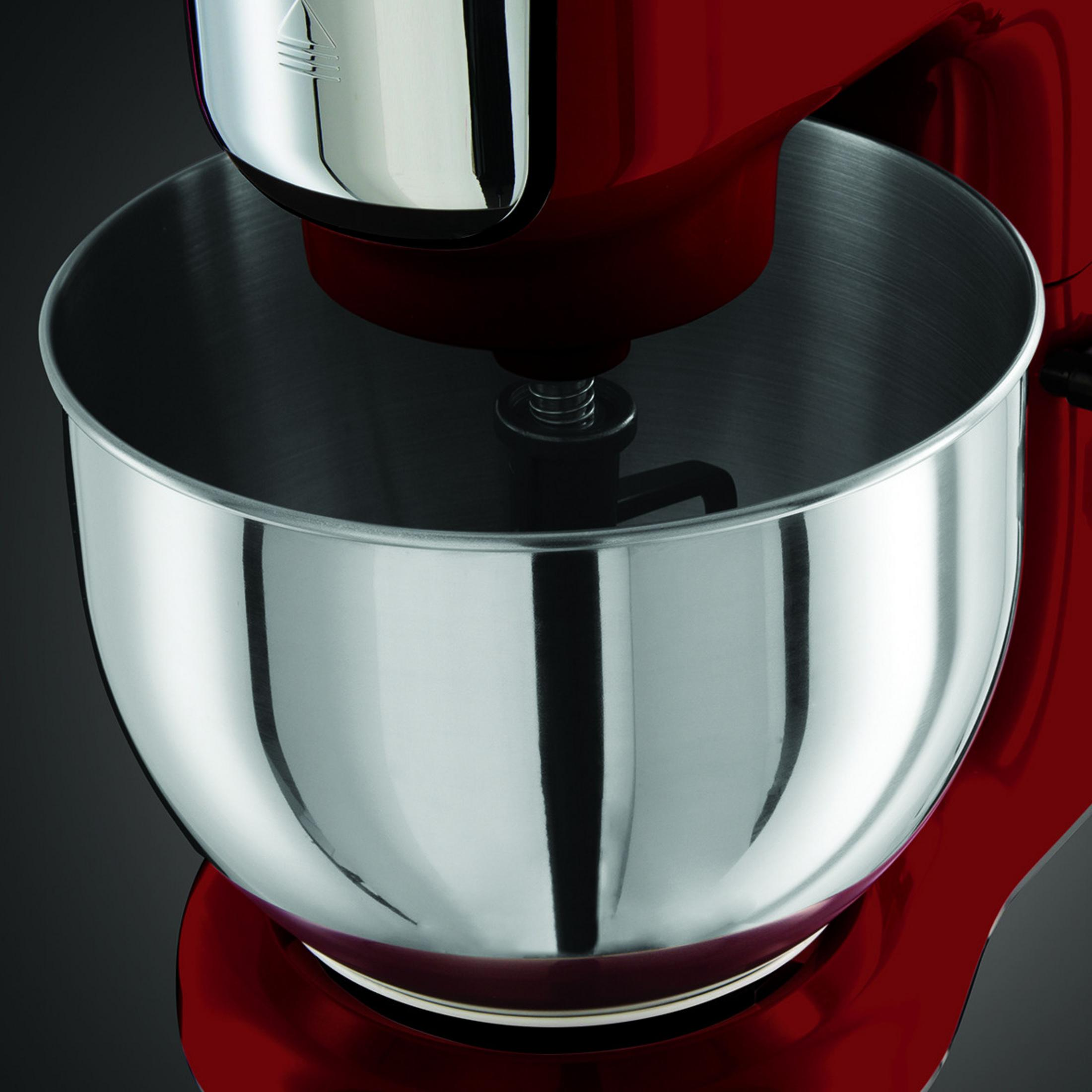 Roter Küchenmixer mit Edelstahlschüssel, Nahaufnahme.