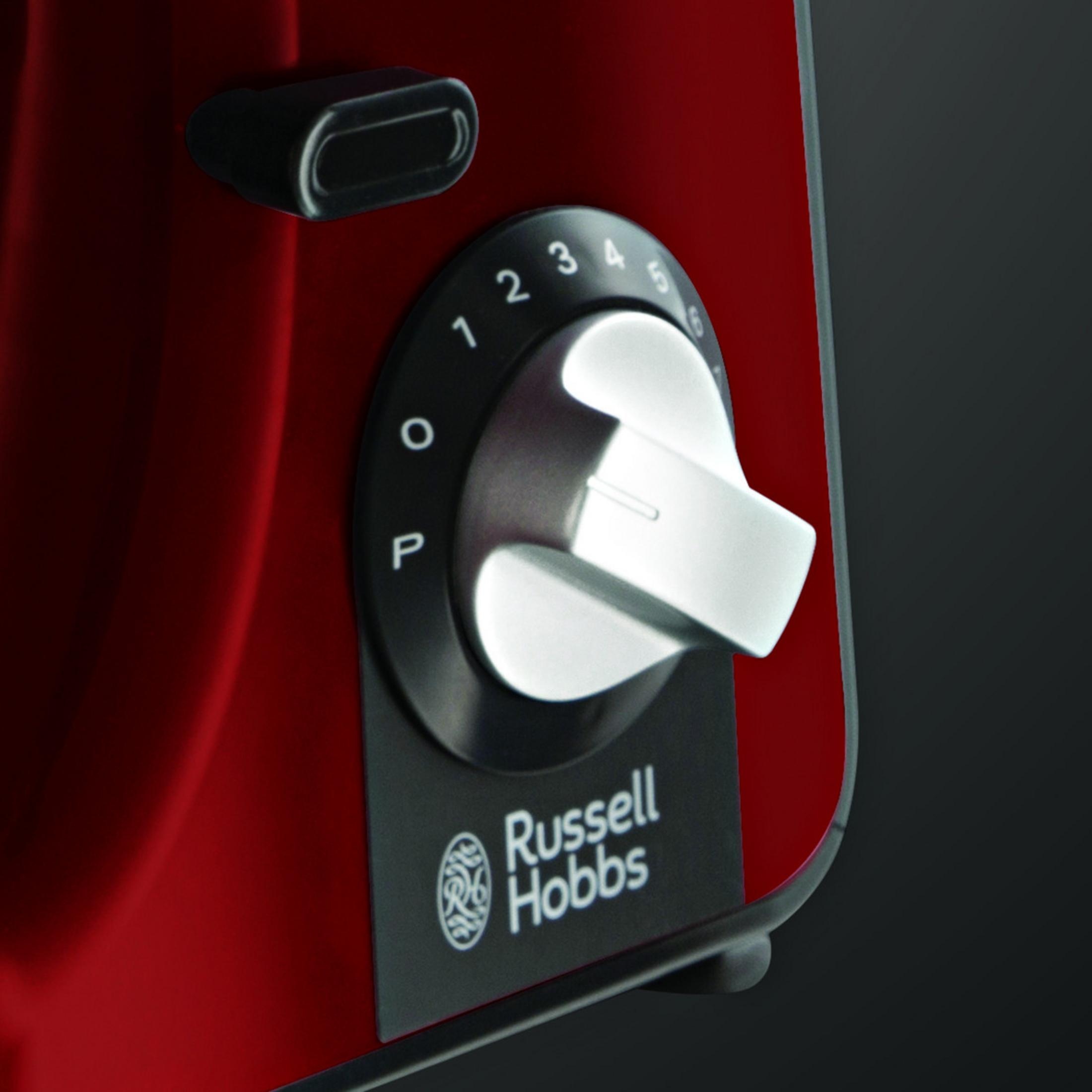 Nahaufnahme eines roten Geräte-Drehreglers mit Zahlen, weißem Knopf und Russell Hobbs-Logo.