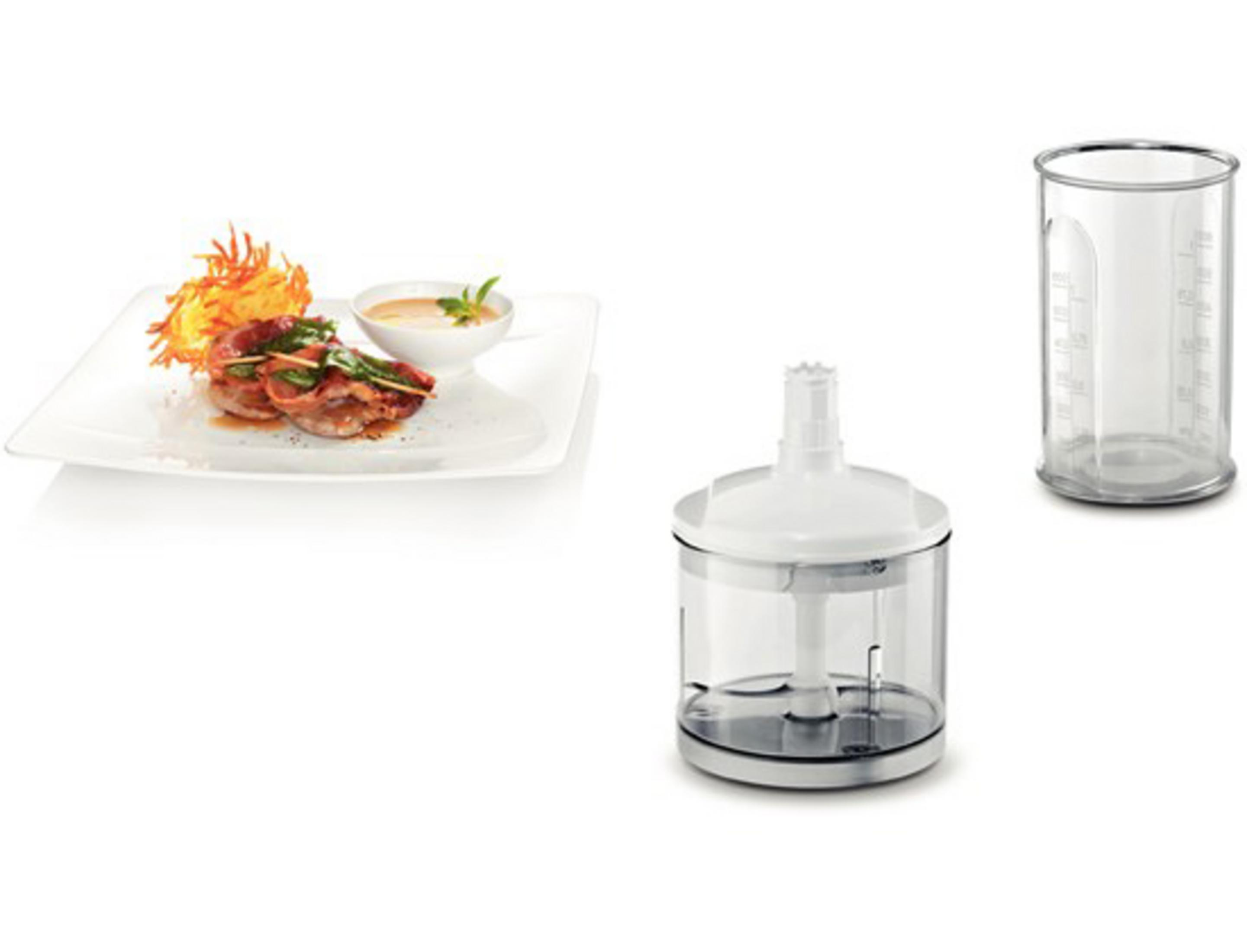 Blender ręczny z jedzeniem, akcesoriami i składnikami.