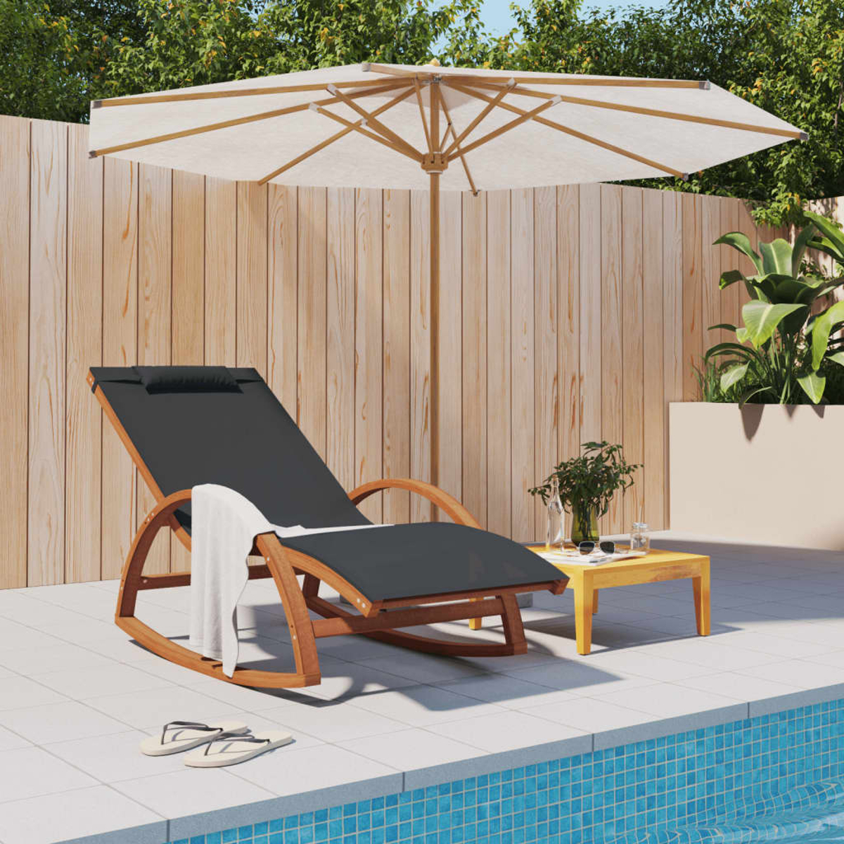 Szene im Freien mit Liegestuhl, Sonnenschirm, kleinem Tisch in der Nähe eines Pools und Holzzaun.