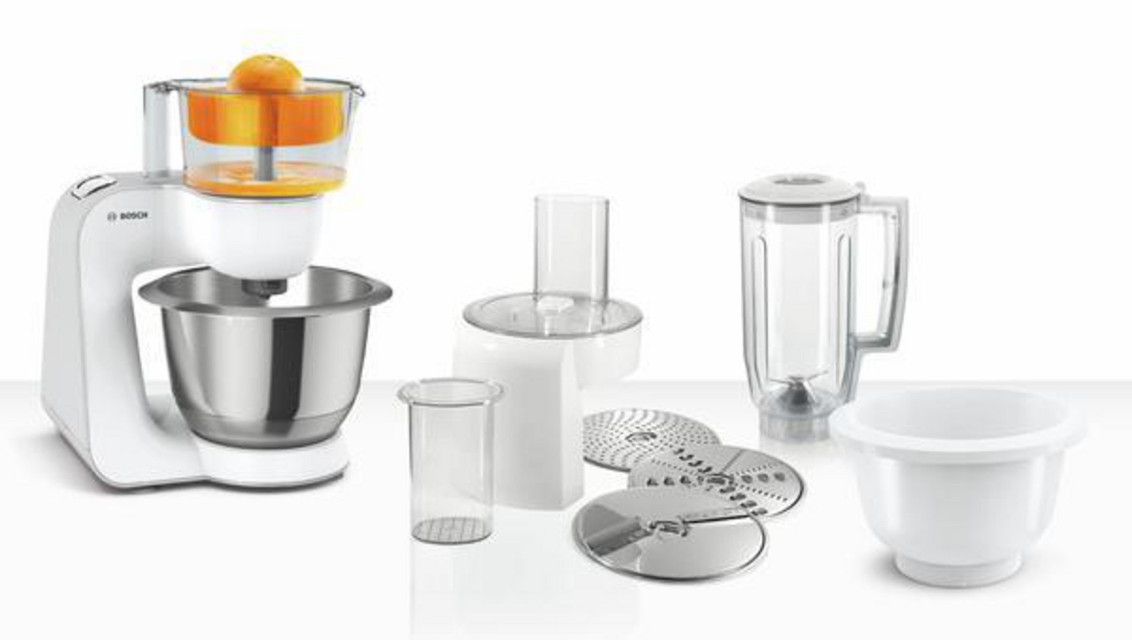 Ein weißer Bosch-Küchenroboter mit Orangensaftpresse, Mixer und anderen Aufsätzen.