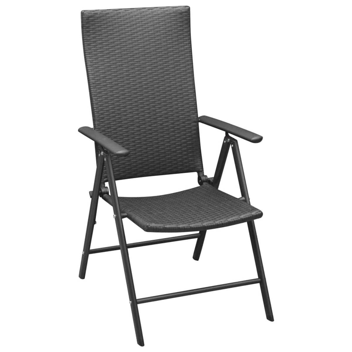 Schwarzer Klappstuhl mit gewebter Rückenlehne und Sitzfläche. Schwarzes Gestell und Armlehnen. Weißer Hintergrund.