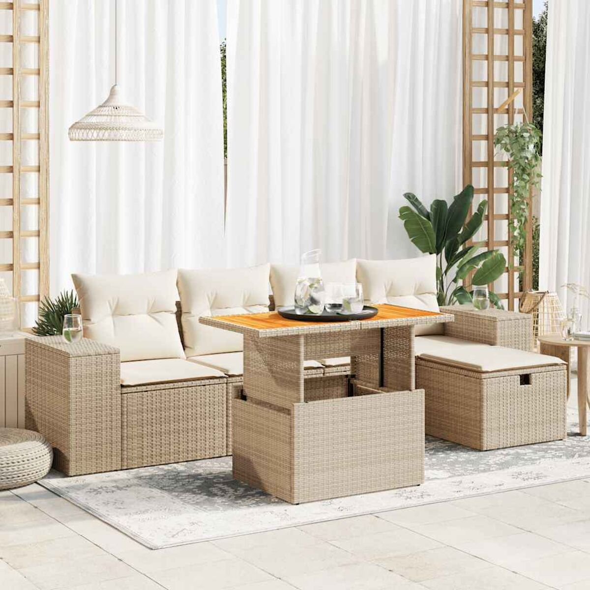 Gartenmöbel-Set. Beiges Korbmöbel-Sofa, Tisch mit Hubfunktion und Hocker vor weißem Vorhang.