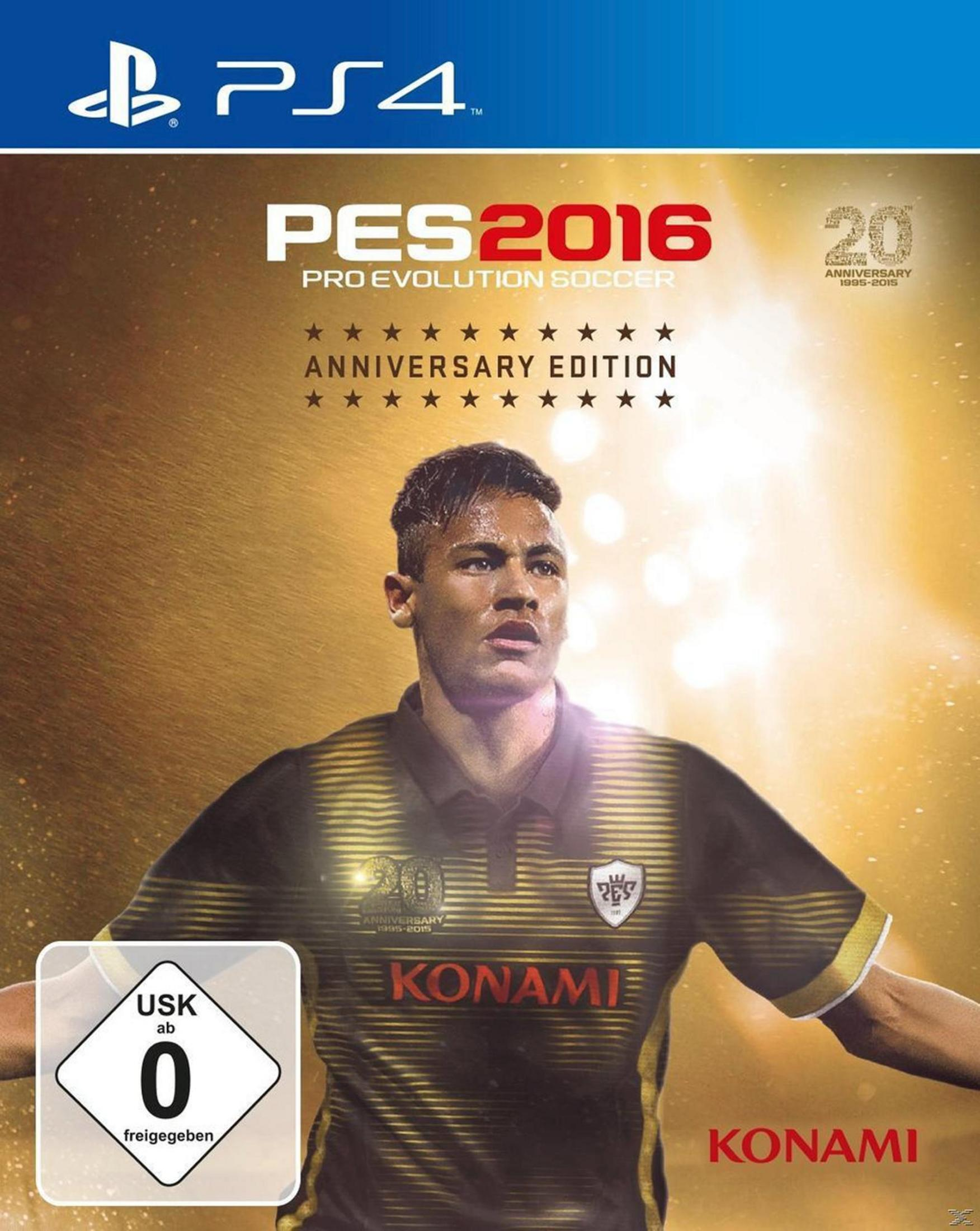 PES 2016 Pro Evolution Soccer Spielcover. Zeigt einen Fußballspieler, Konami-Logo, PS4-Logo.