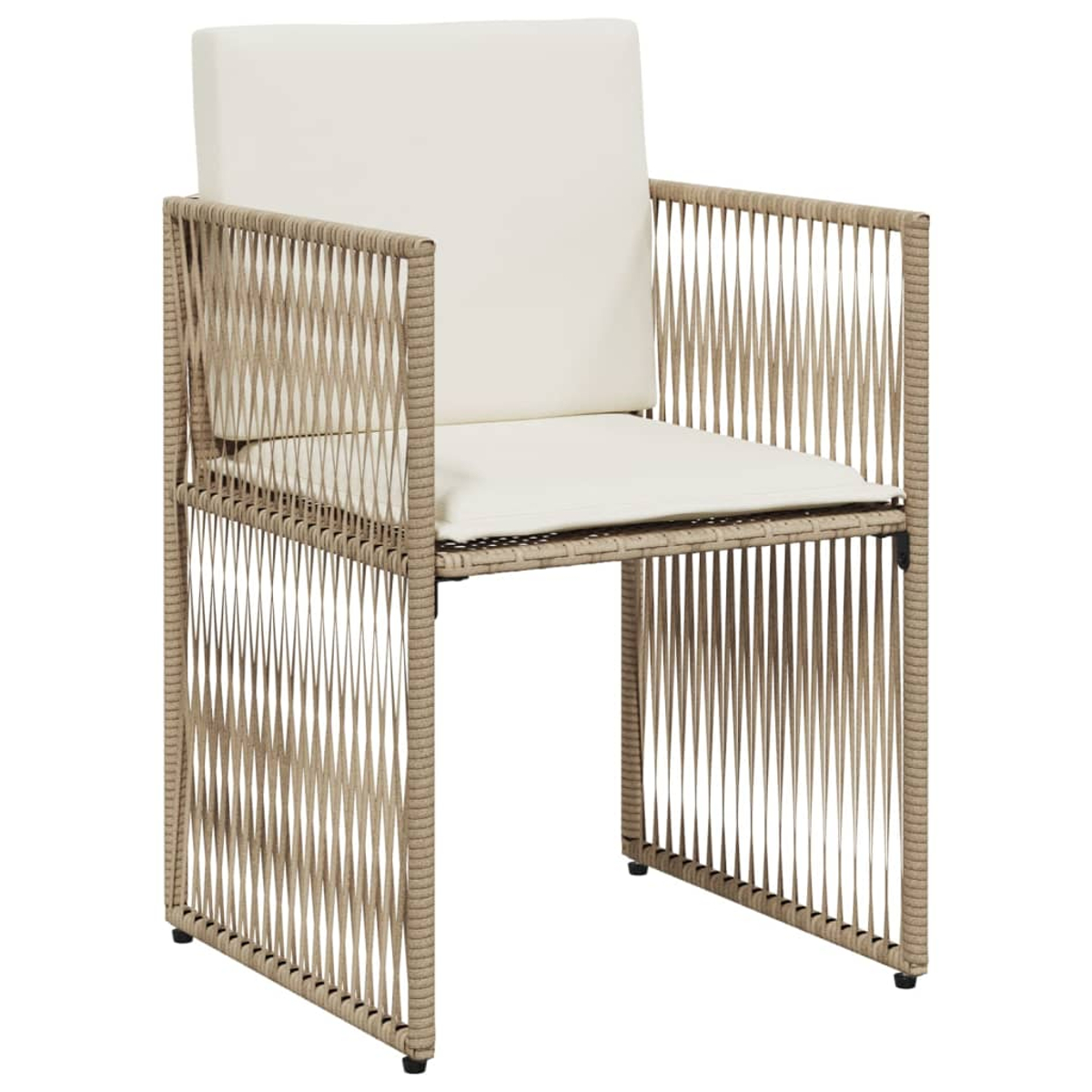 Una sedia beige da esterno con lati e schienale intrecciati. Ha un cuscino bianco.