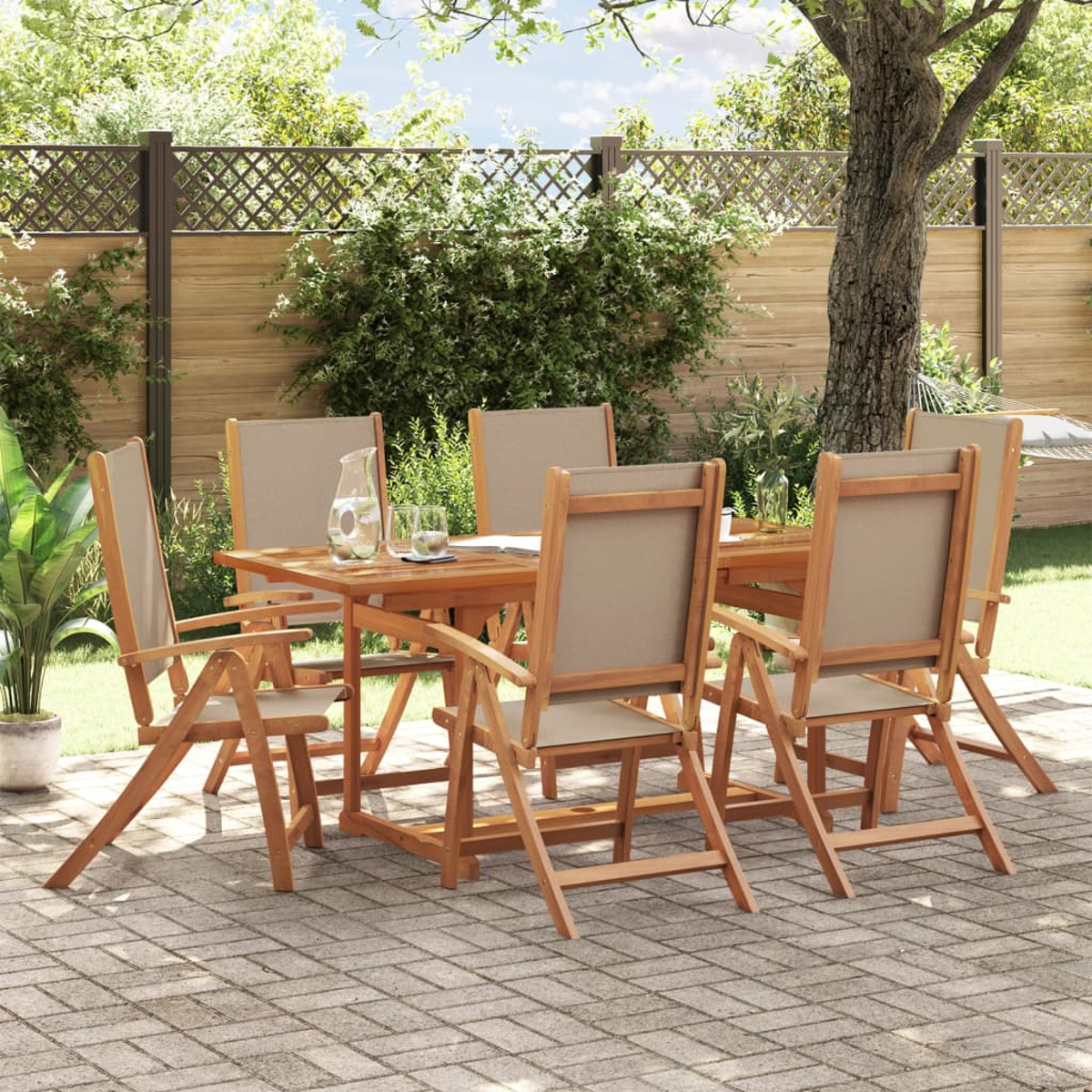 Un set da patio in legno con un tavolo e sei sedie. Le sedie hanno sedili in tessuto beige. Alberi e una recinzione sullo sfondo.