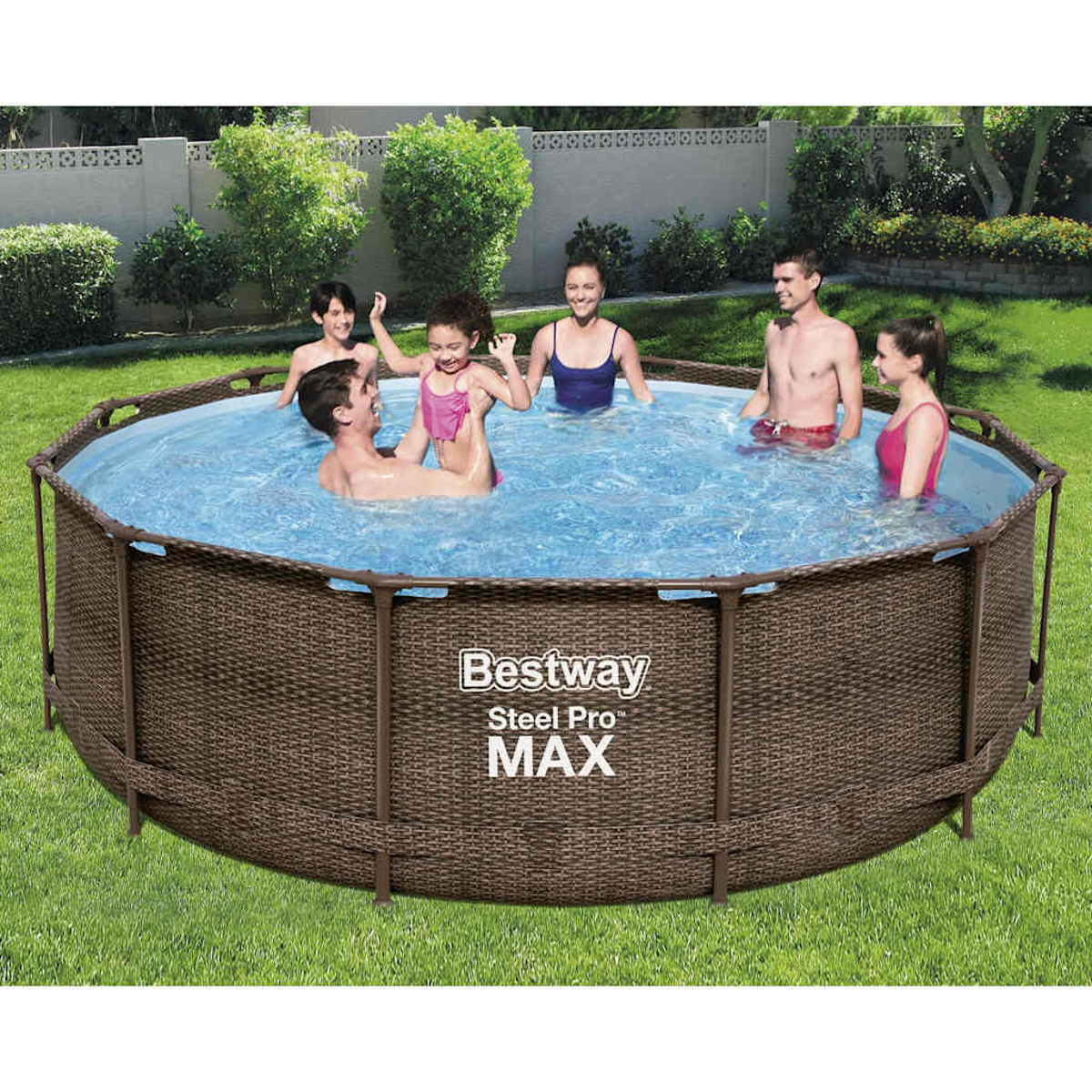 Eine Gruppe von Leuten in einem Pool. Der Pool hat eine braune, korbähnliche Außenseite und ist von Gras umgeben.