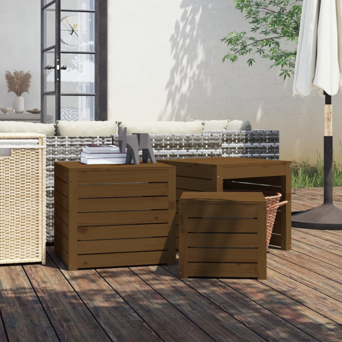 Außenbereich mit braunen Holzaufbewahrungsboxen, einem Weidenkorb und einer Terrasse.