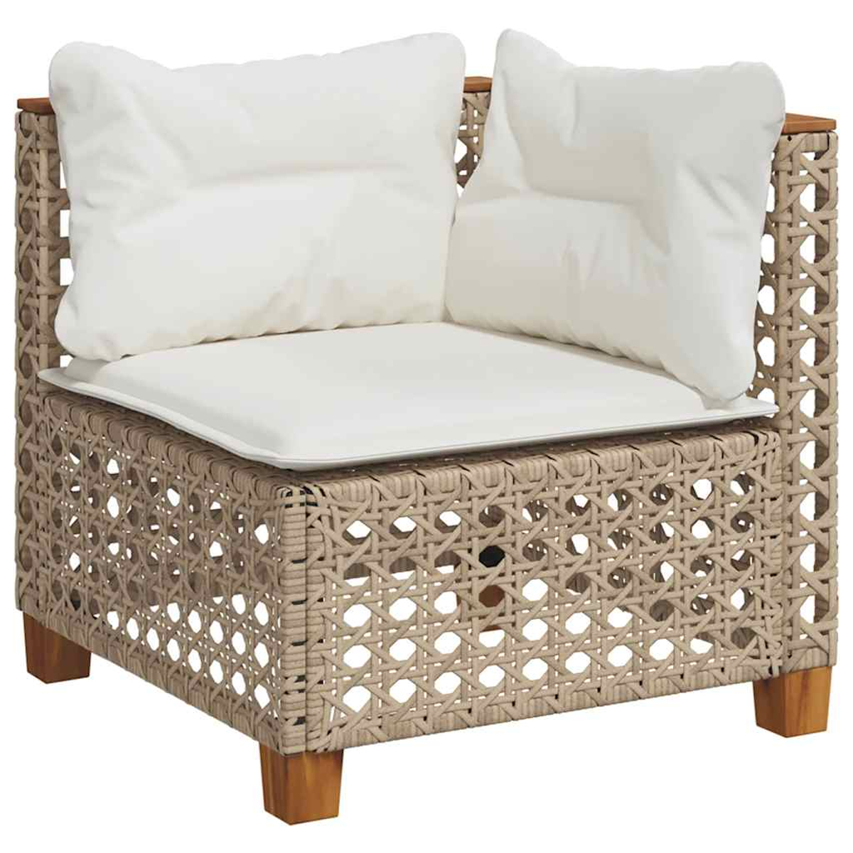 Poltrona angolare con struttura beige intrecciata e cuscini bianchi. Gambe in legno. Due cuscini sulla sedia.