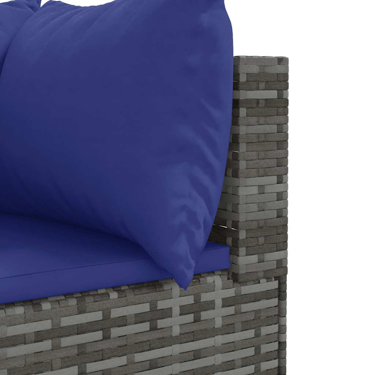 Primer plano de un cojín azul sobre una silla de mimbre. El lateral de la silla es visible.