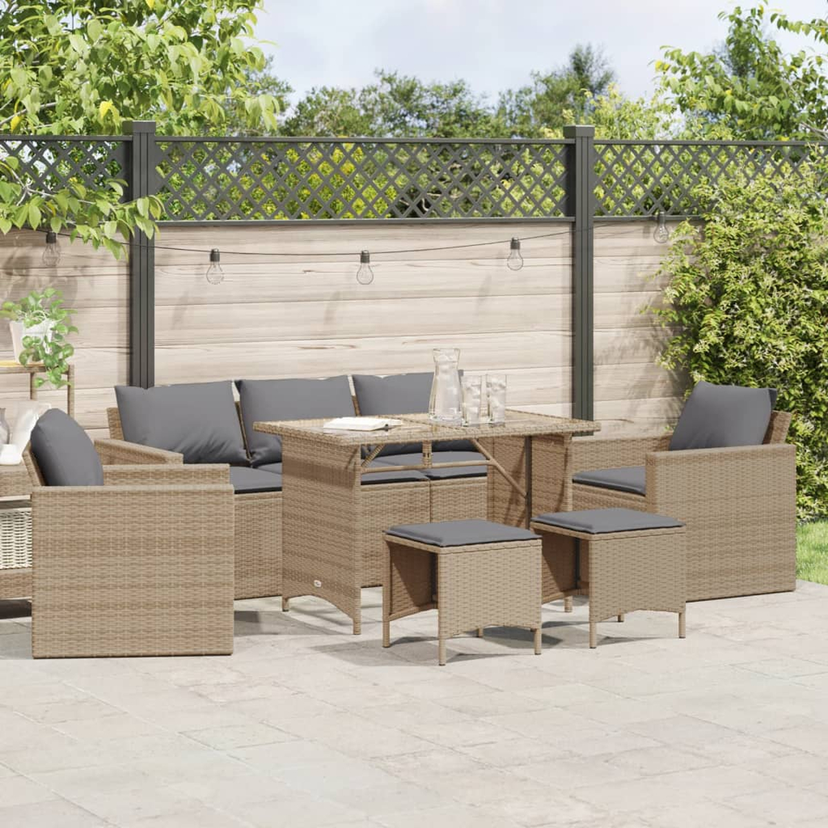 Outdoor-Rattan-Möbelset mit Tisch, Stühlen und Hockern. Graue Kissen.