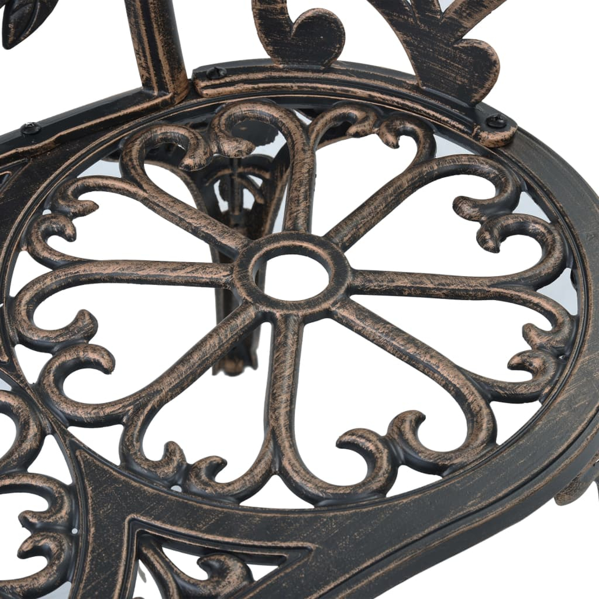 Nahaufnahme der dekorativen Metalllehne eines Stuhls mit einem kreisförmigen, verzierten Design in Bronze und Schwarz.
