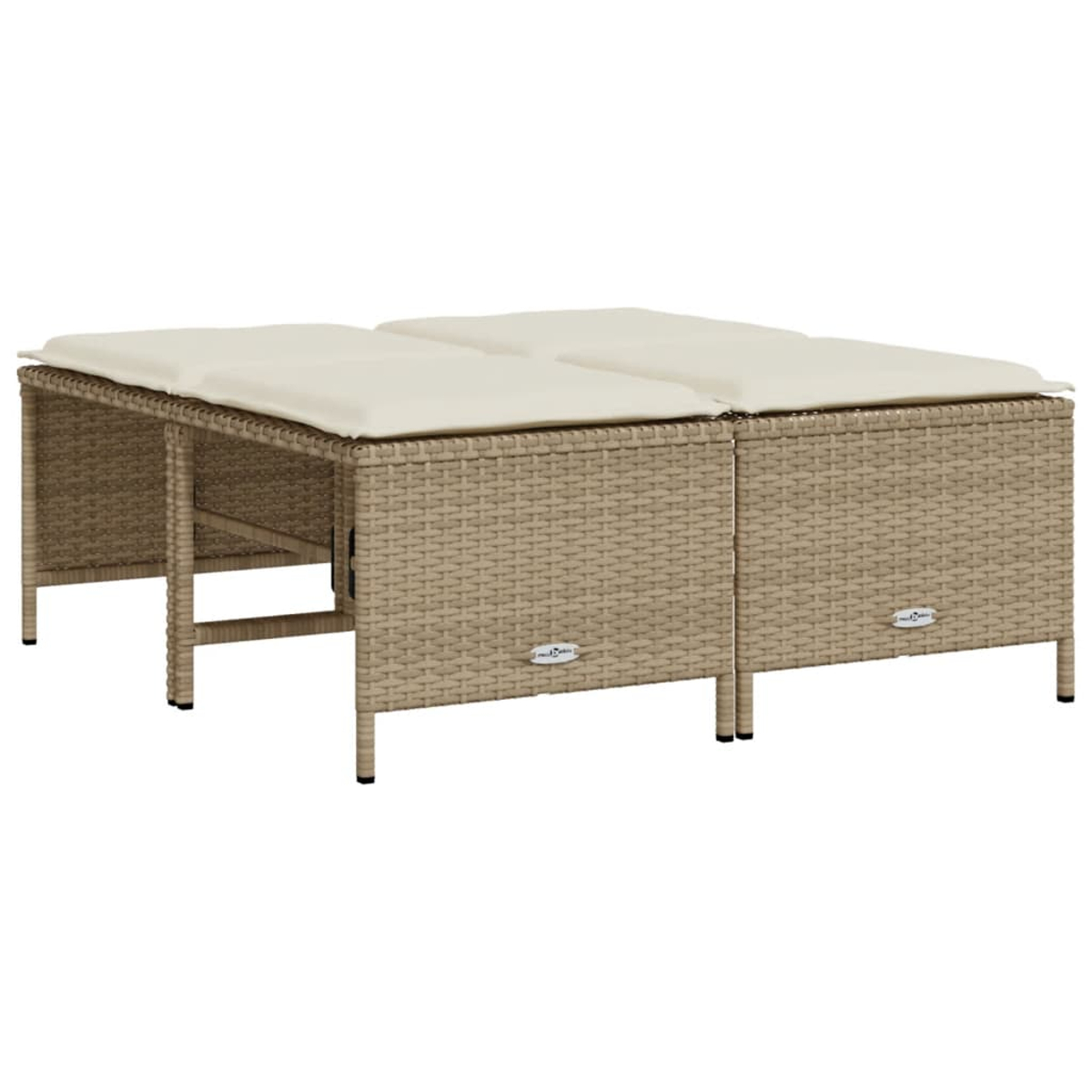 Zwei verbundene beige Korbtische mit cremefarbenen Kissen. Die Tische stehen auf weißem Grund.