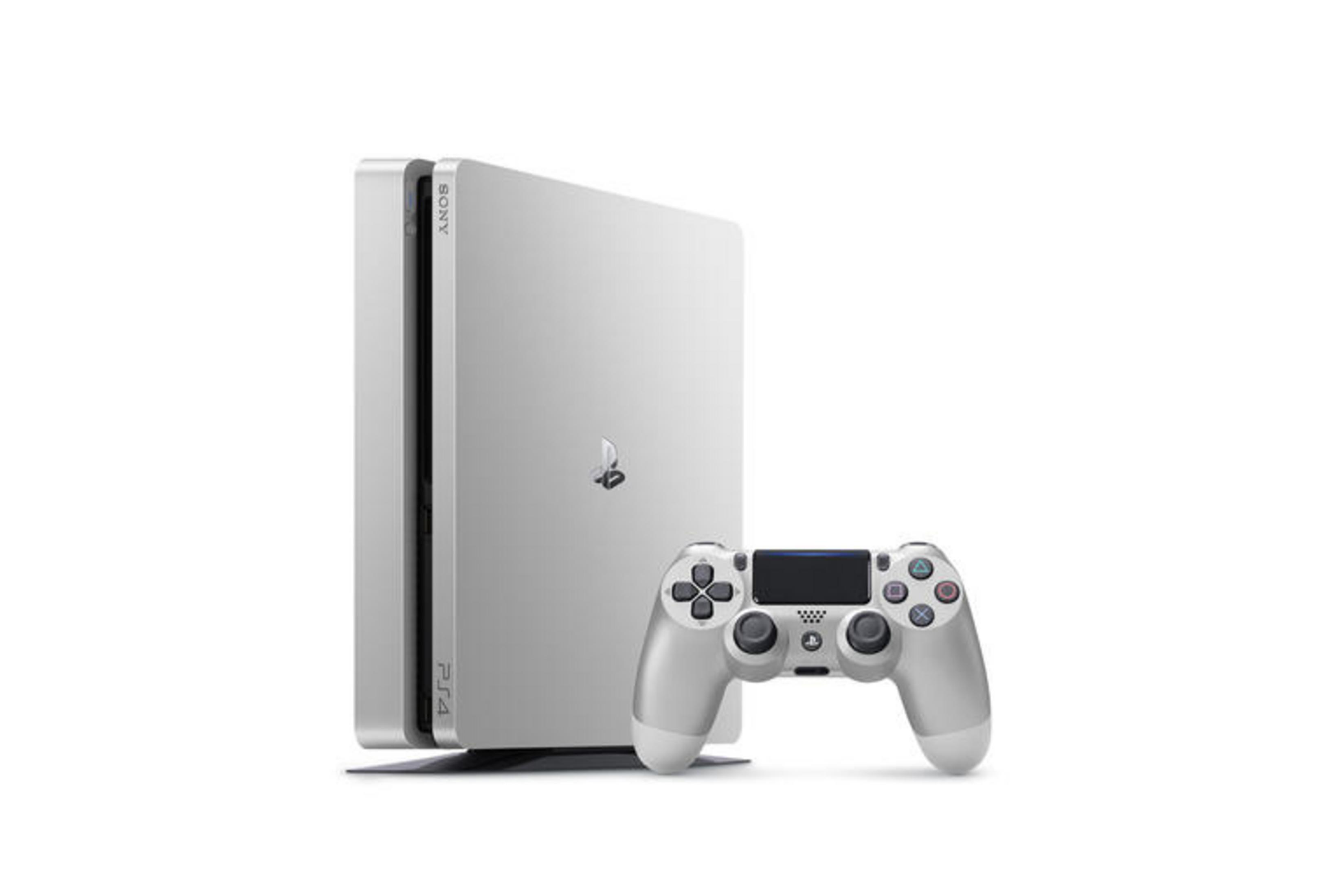 Silberne PS4-Konsole und Controller auf weißem Hintergrund.