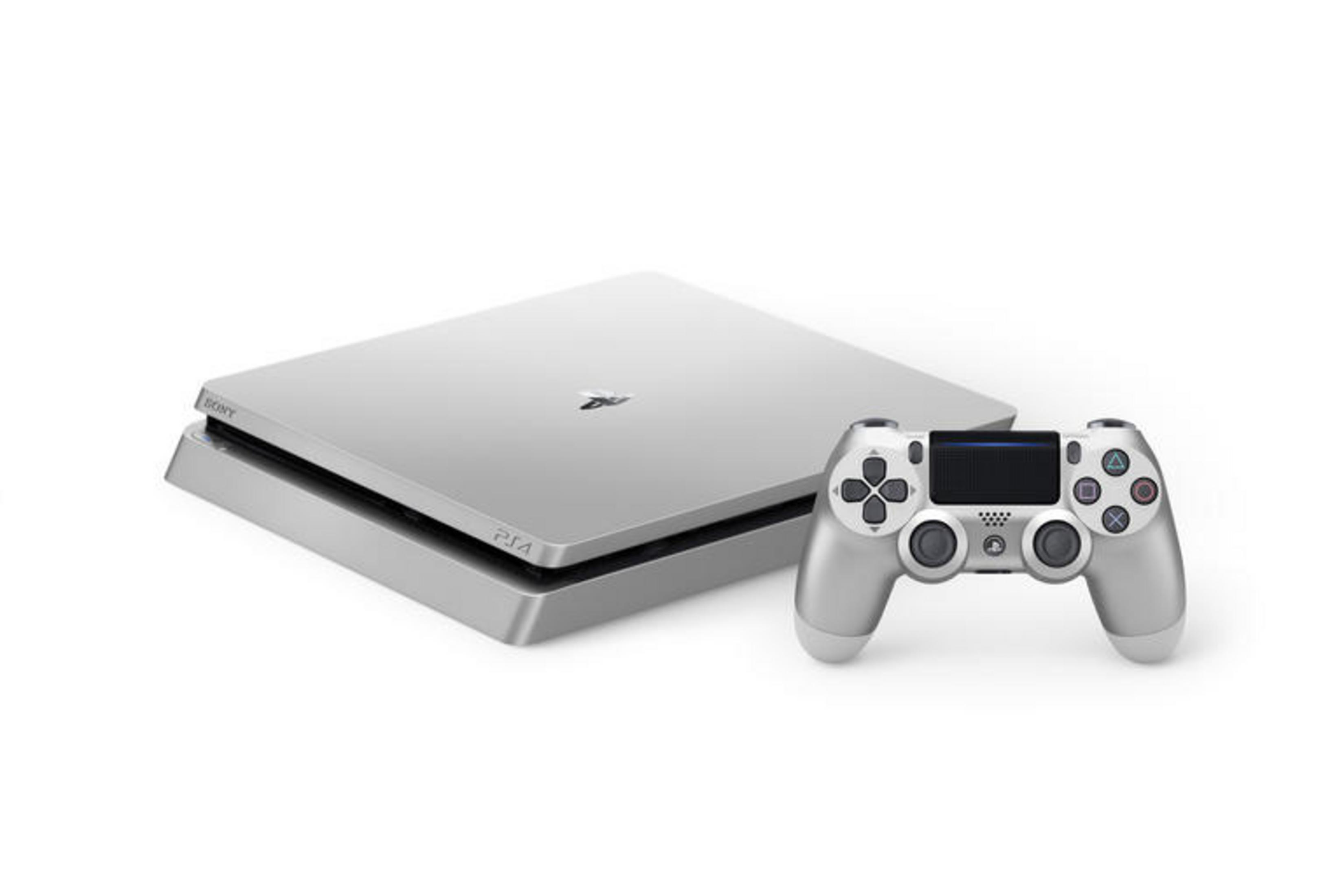Silberne PS4-Konsole und Controller auf weißem Hintergrund. Der Controller ist vorne.