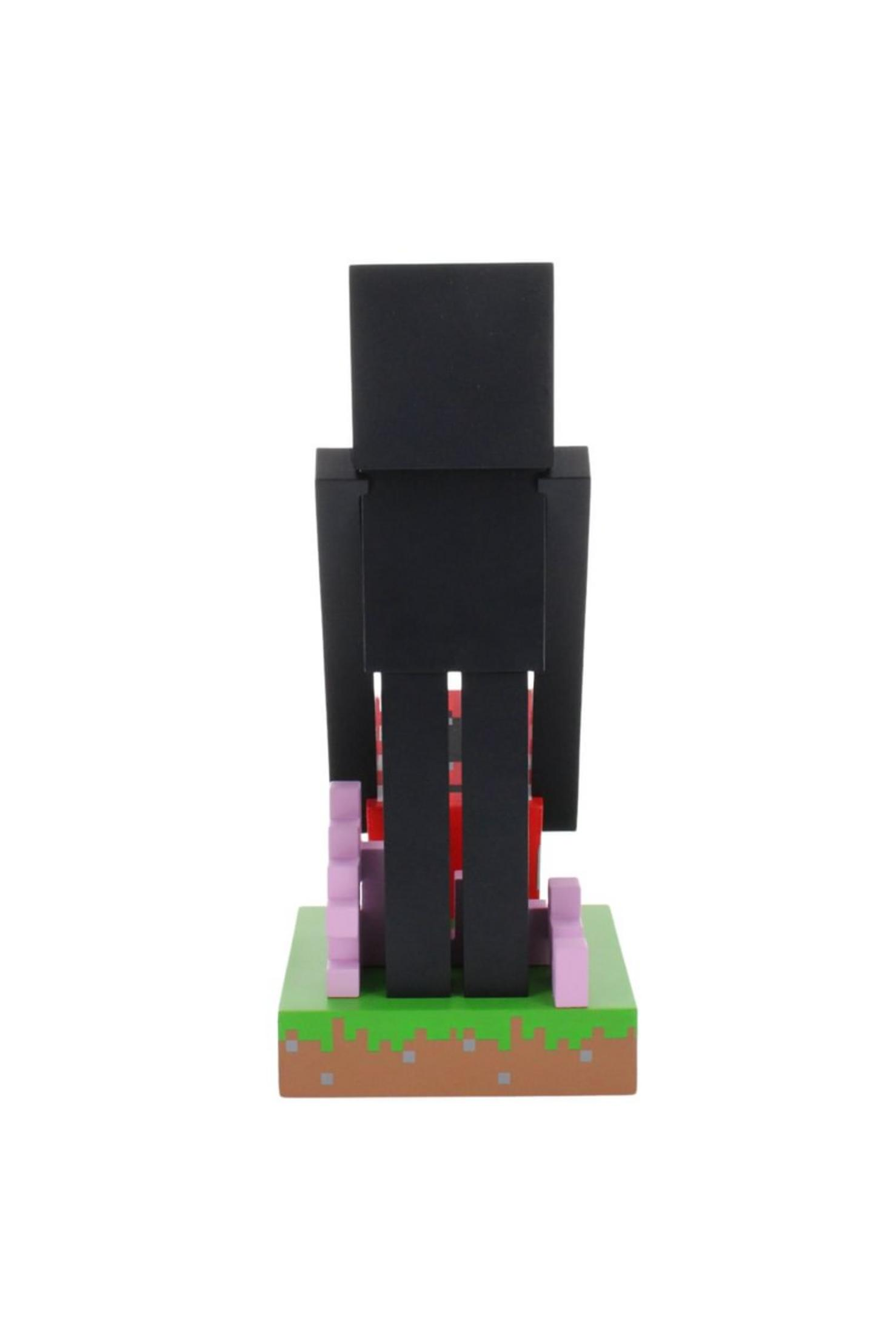 La figura nera di Enderman è su una base di blocco verde/marrone. La figura è nera con accenti rossi e rosa.
